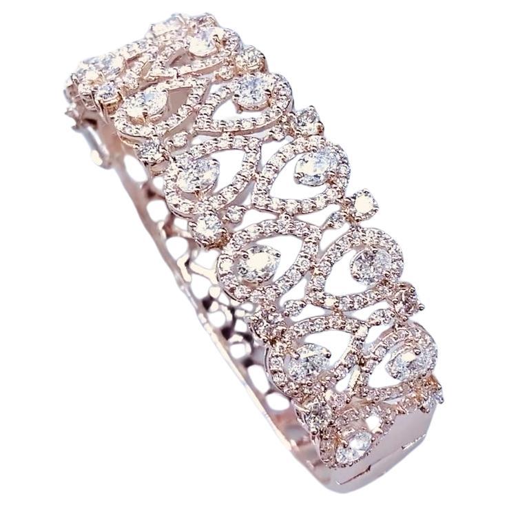 Diamants certifiés 7,00 carats  Bracelet contemporain en or 18K  en vente