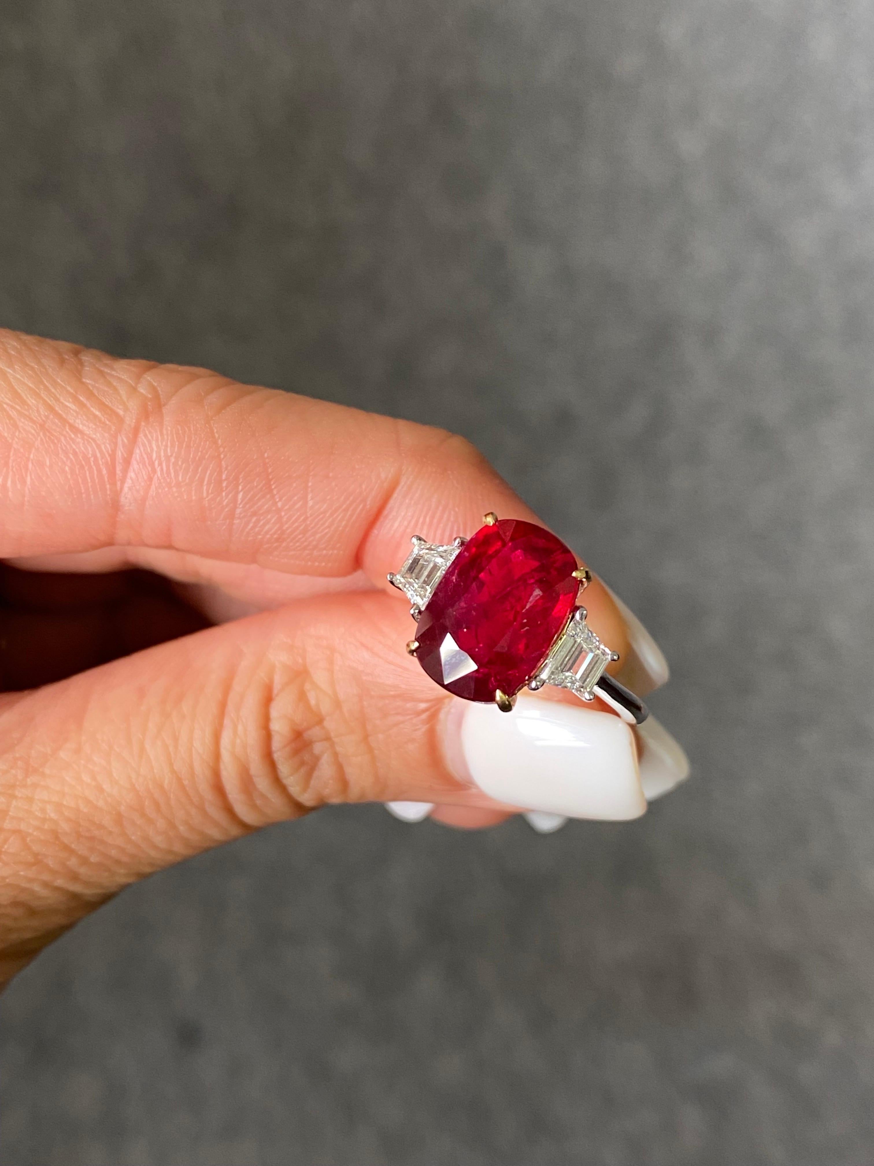 Moderne Bague de fiançailles à trois pierres en rubis et diamants certifiés 7,04 carats en vente