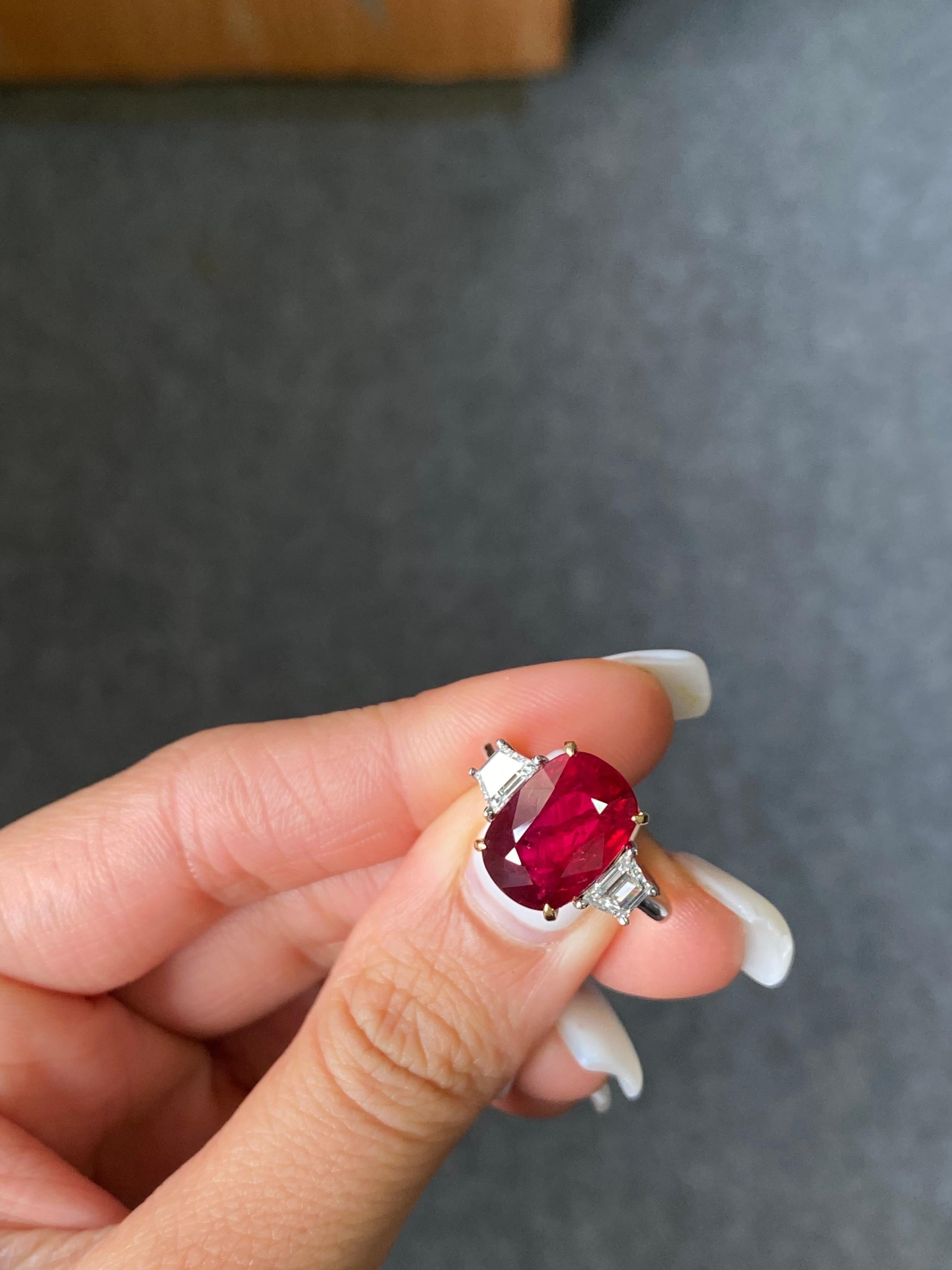 Taille ovale Bague de fiançailles à trois pierres en rubis et diamants certifiés 7,04 carats en vente