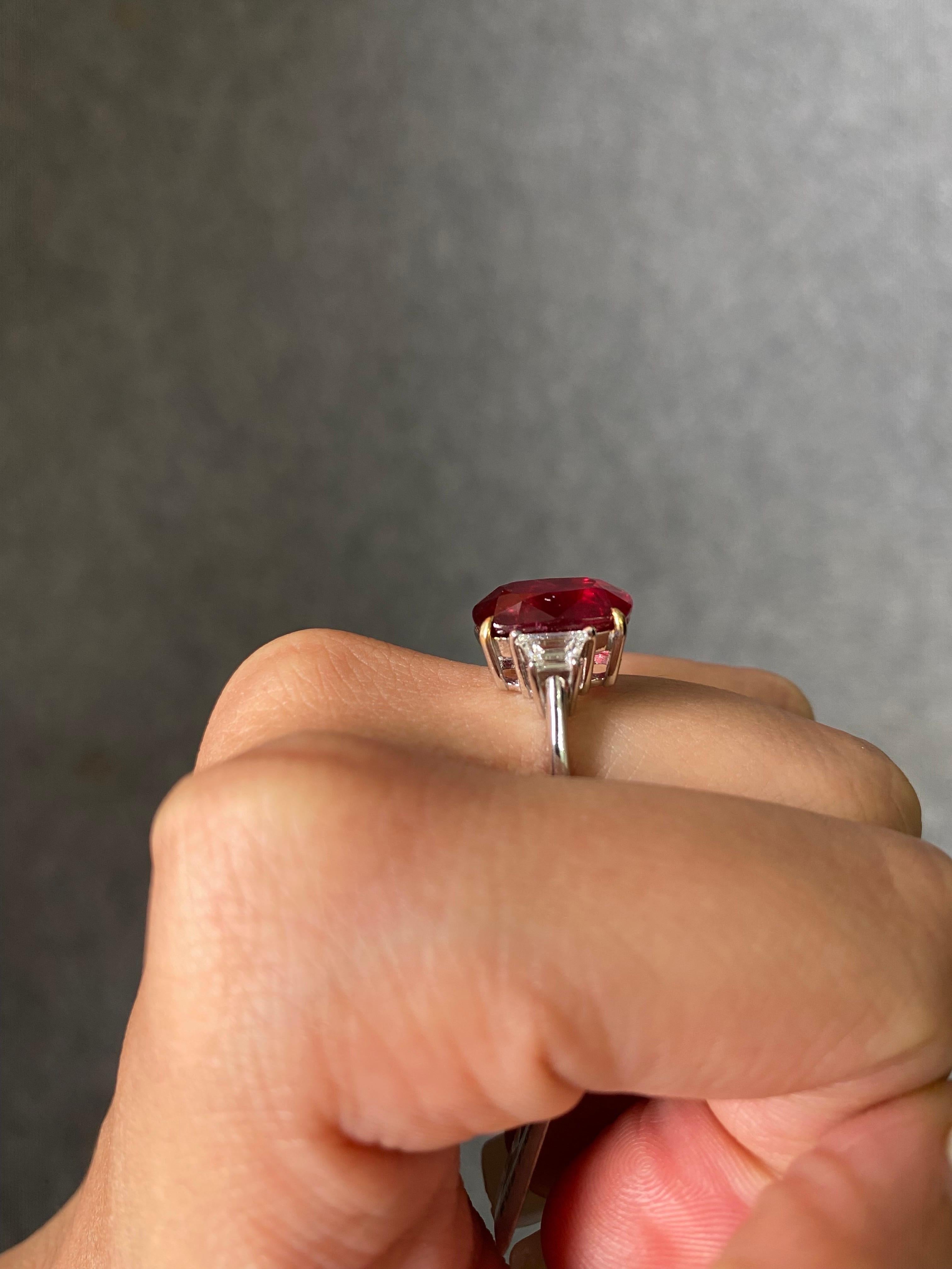 Bague de fiançailles à trois pierres en rubis et diamants certifiés 7,04 carats Neuf - En vente à Bangkok, Thailand