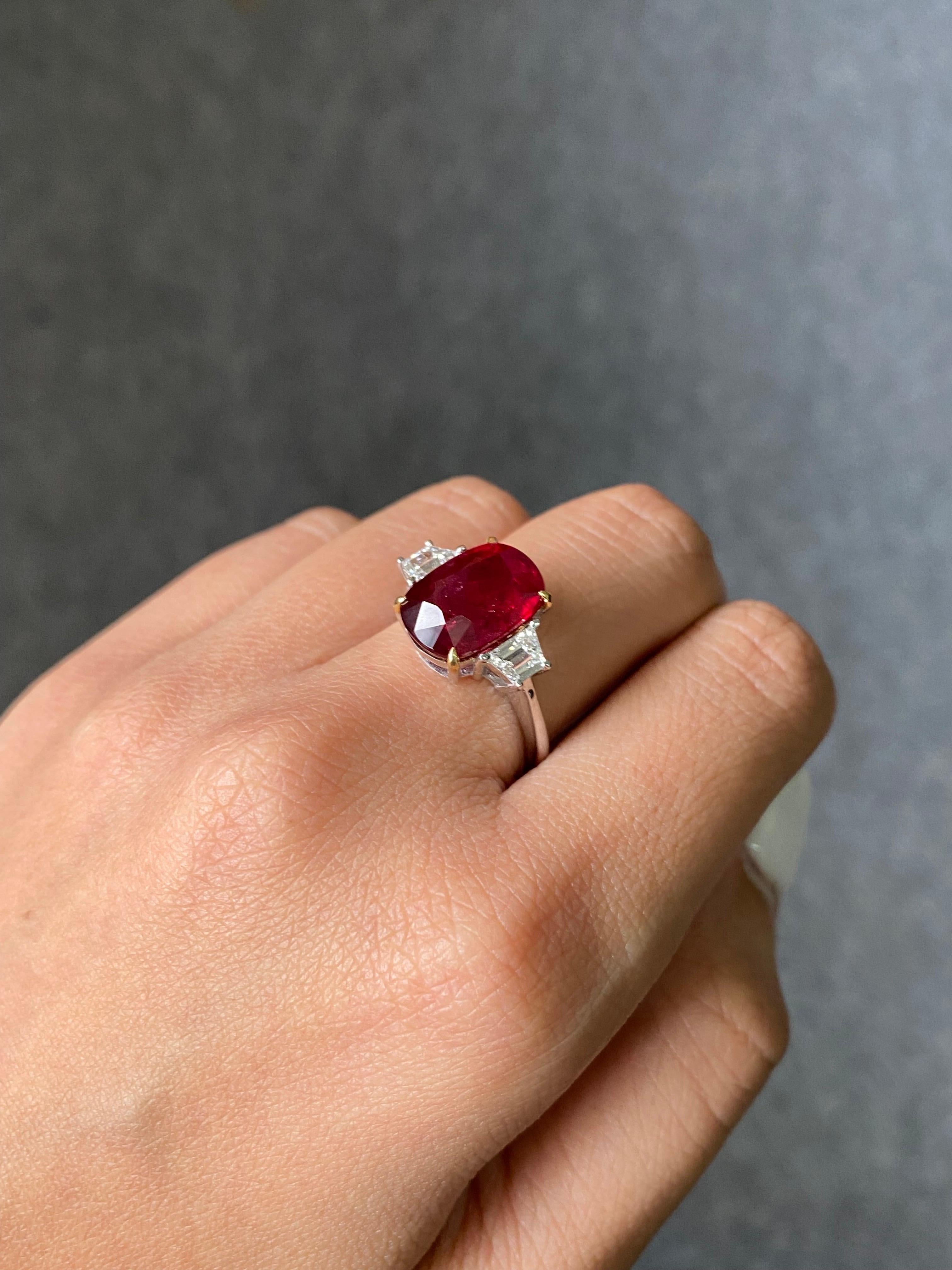 Bague de fiançailles à trois pierres en rubis et diamants certifiés 7,04 carats en vente 1