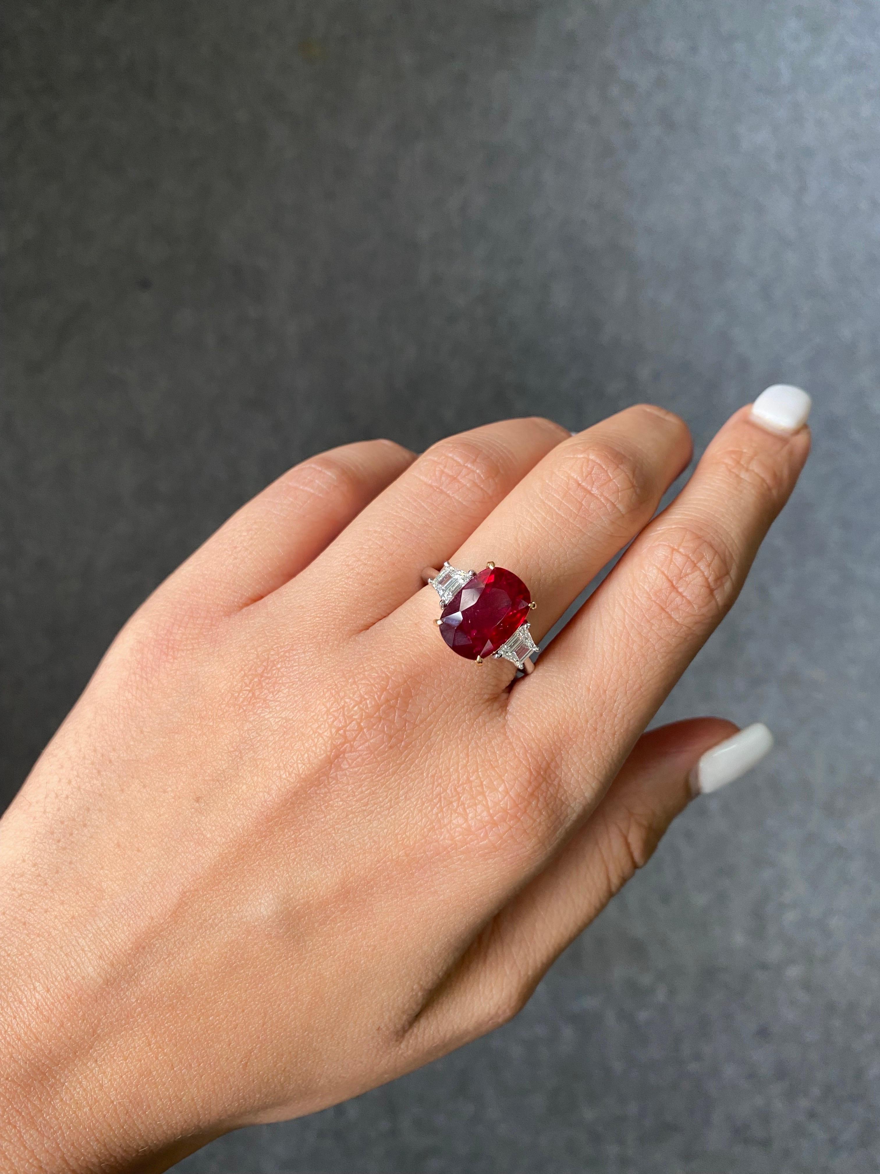 Bague de fiançailles à trois pierres en rubis et diamants certifiés 7,04 carats en vente 2