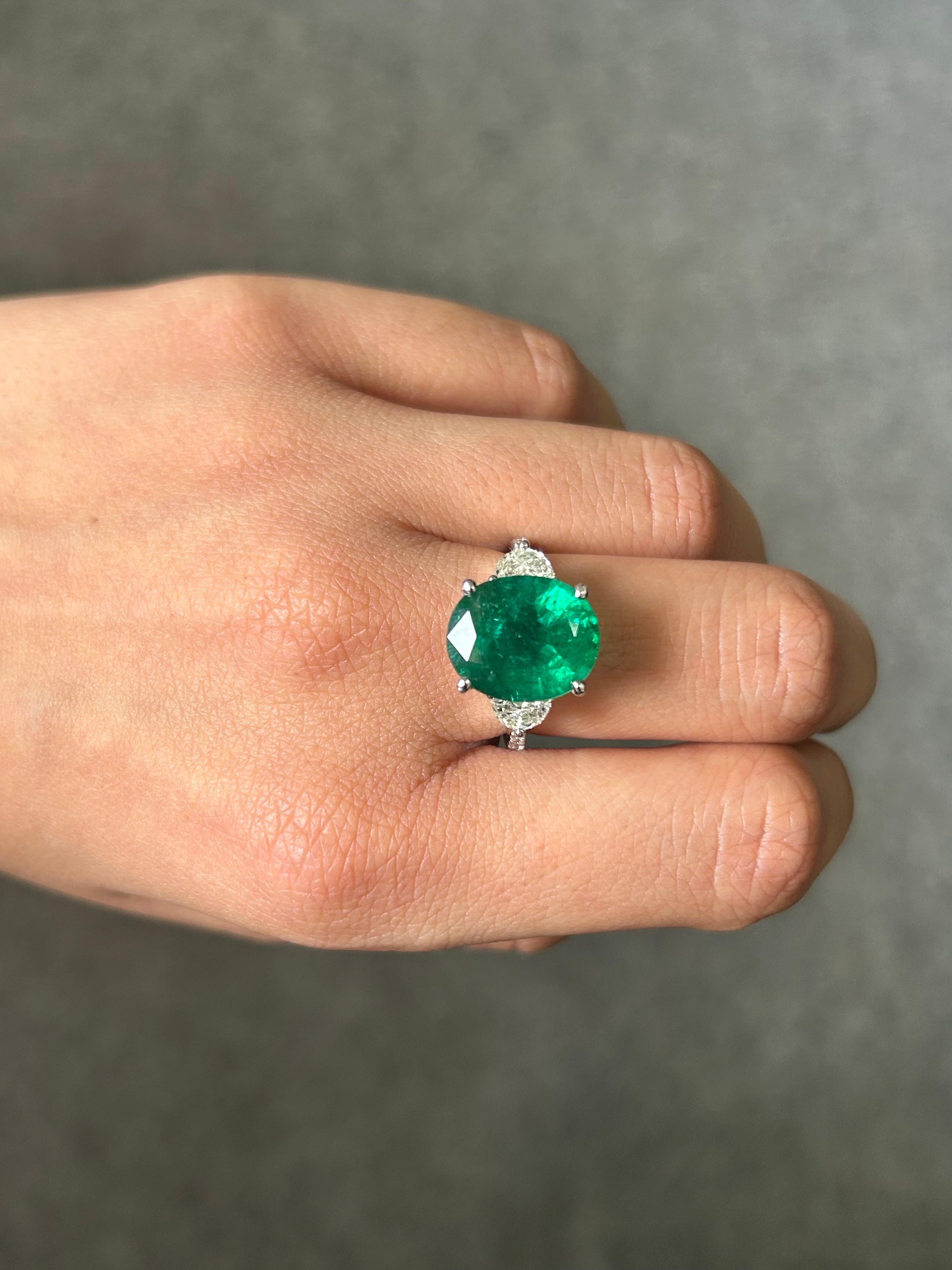 Certified 7.12 Carat Emerald and Diamond Three Stone Engagement Ring In New Condition For Sale In Bangkok, Thailand