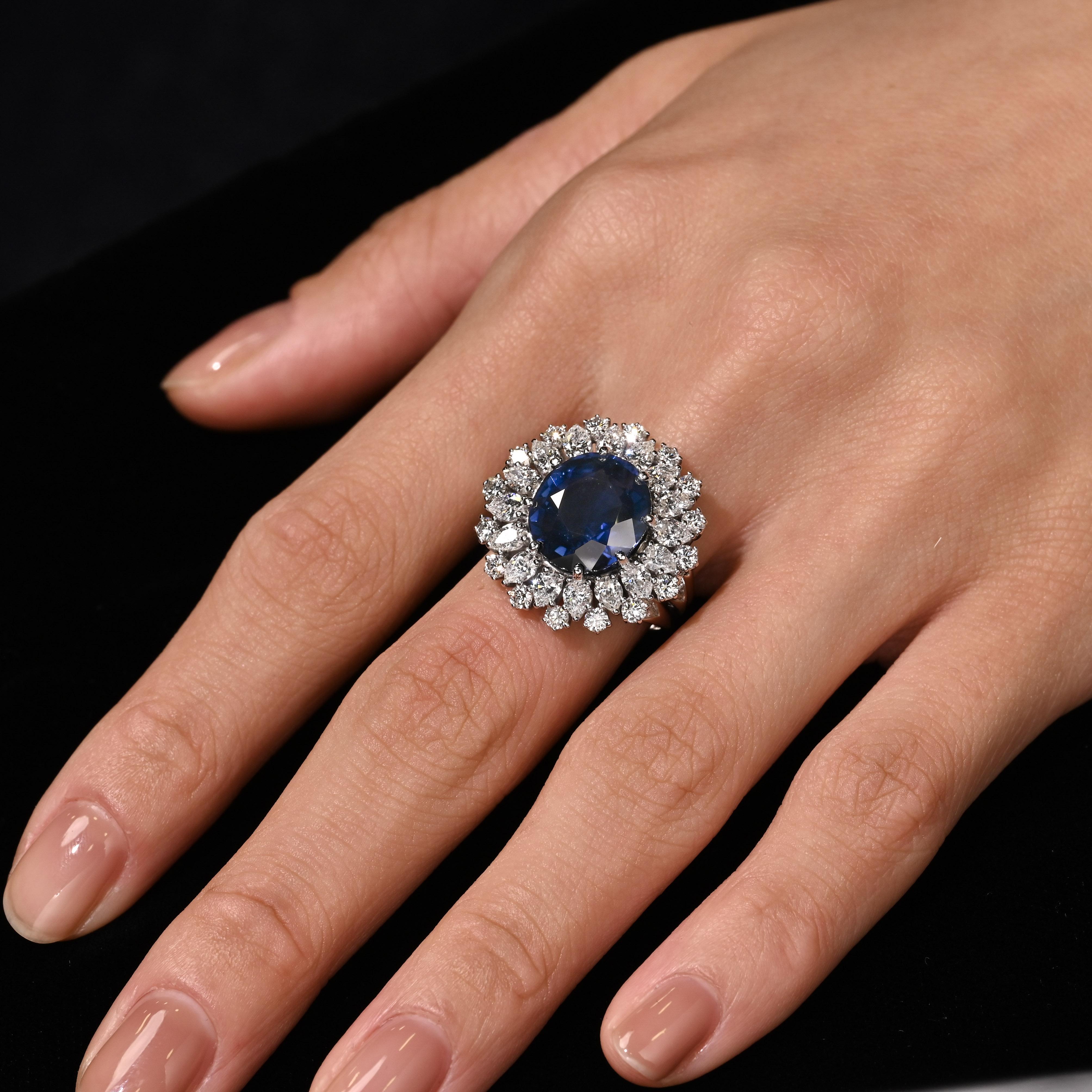 Bague Vintage certifiée GRS de 7,15 carats, saphir bleu vif et halo de diamants, fabriquée en France. Sertie dans de l'or blanc lustré 18K, la pierre centrale. 

Détails :
Type d'article : Bague de cocktail
Métal : Or blanc 18K
Taille : 6,5