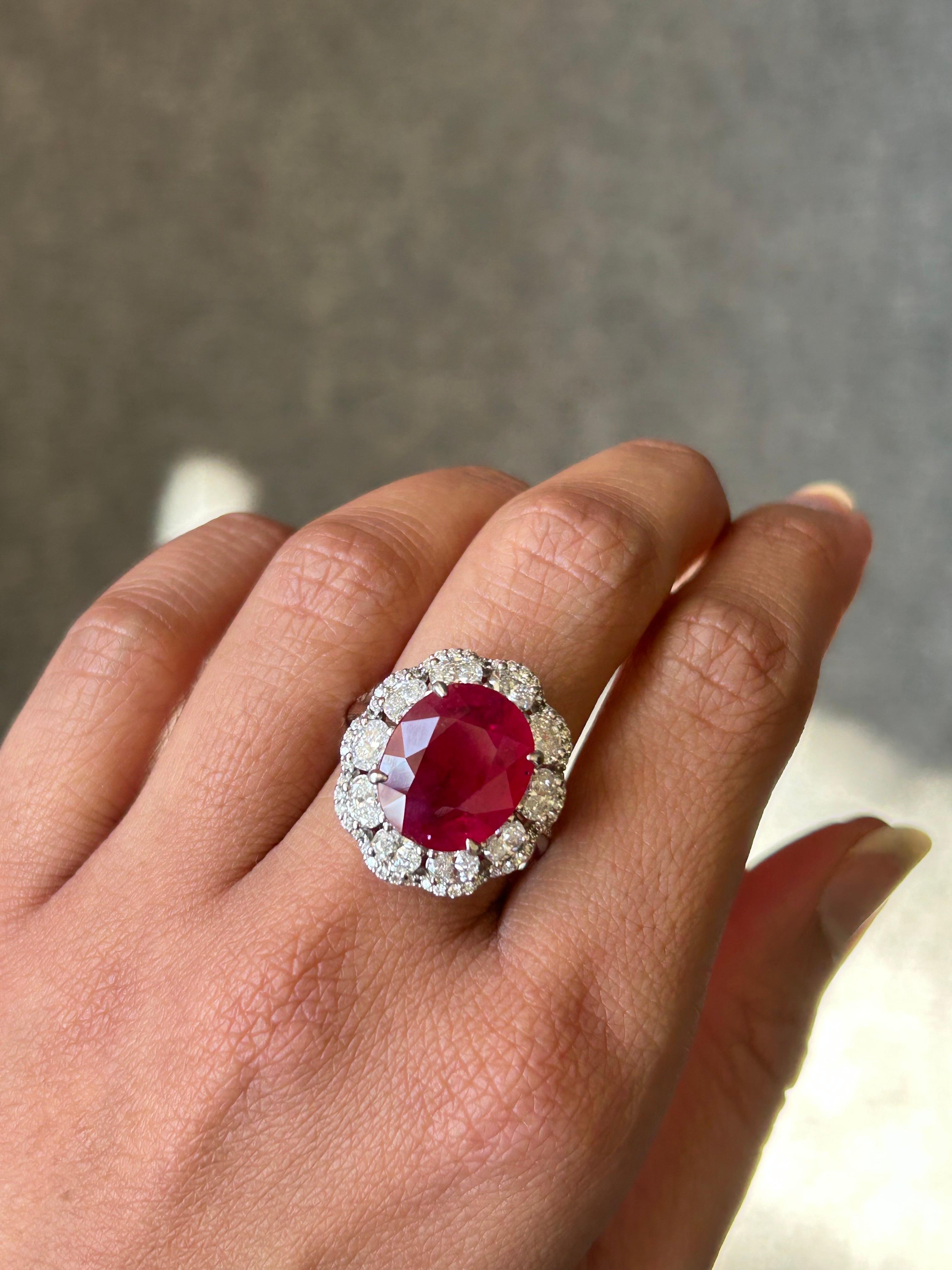 Un superbe rubis de Birmanie certifié de 7.25 carats, de couleur rouge vif et transparent. La pièce centrale est ornée de diamants de forme ovale de 1,55 carat et de diamants de taille brillant de 0,30 carat, qualité VS, couleur G. La bague est