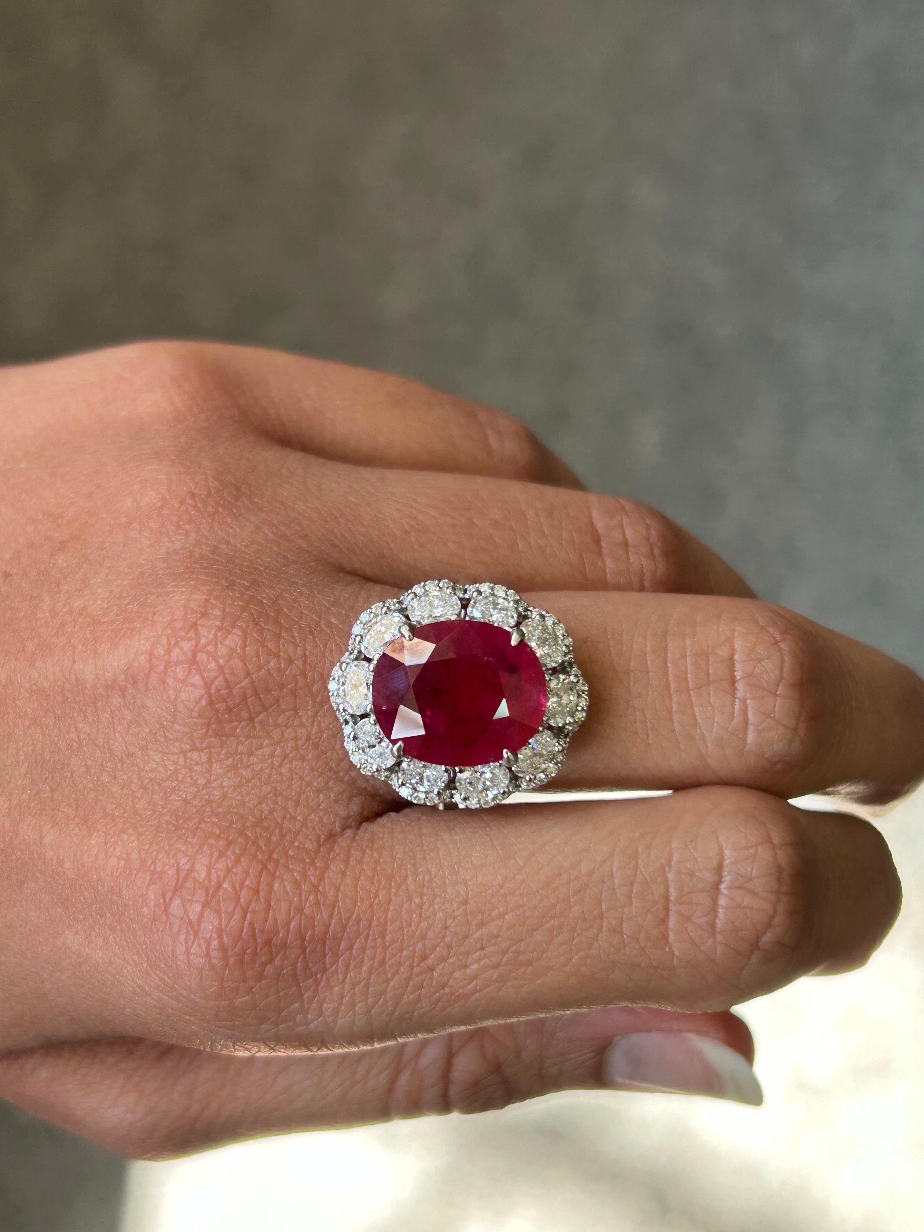 Bague cocktail certifiée de 7,25 carats en rubis de forme ovale et diamants Pour femmes en vente