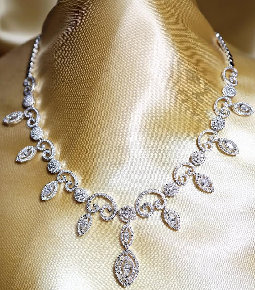 Collier en or 18 carats certifié 7,30 carats de diamants de forme mixte en vente 2