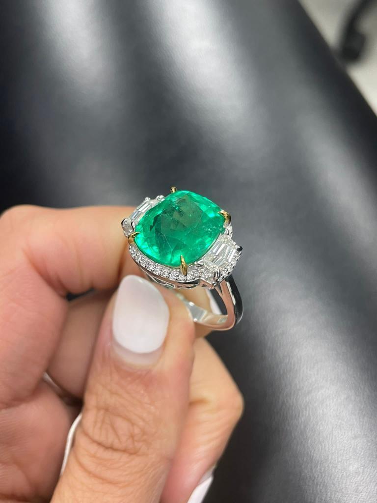 Certified 7.32 Carat Colombian Emerald and Diamond Three Stone Engagement Ring In New Condition In Bangkok, Thailand