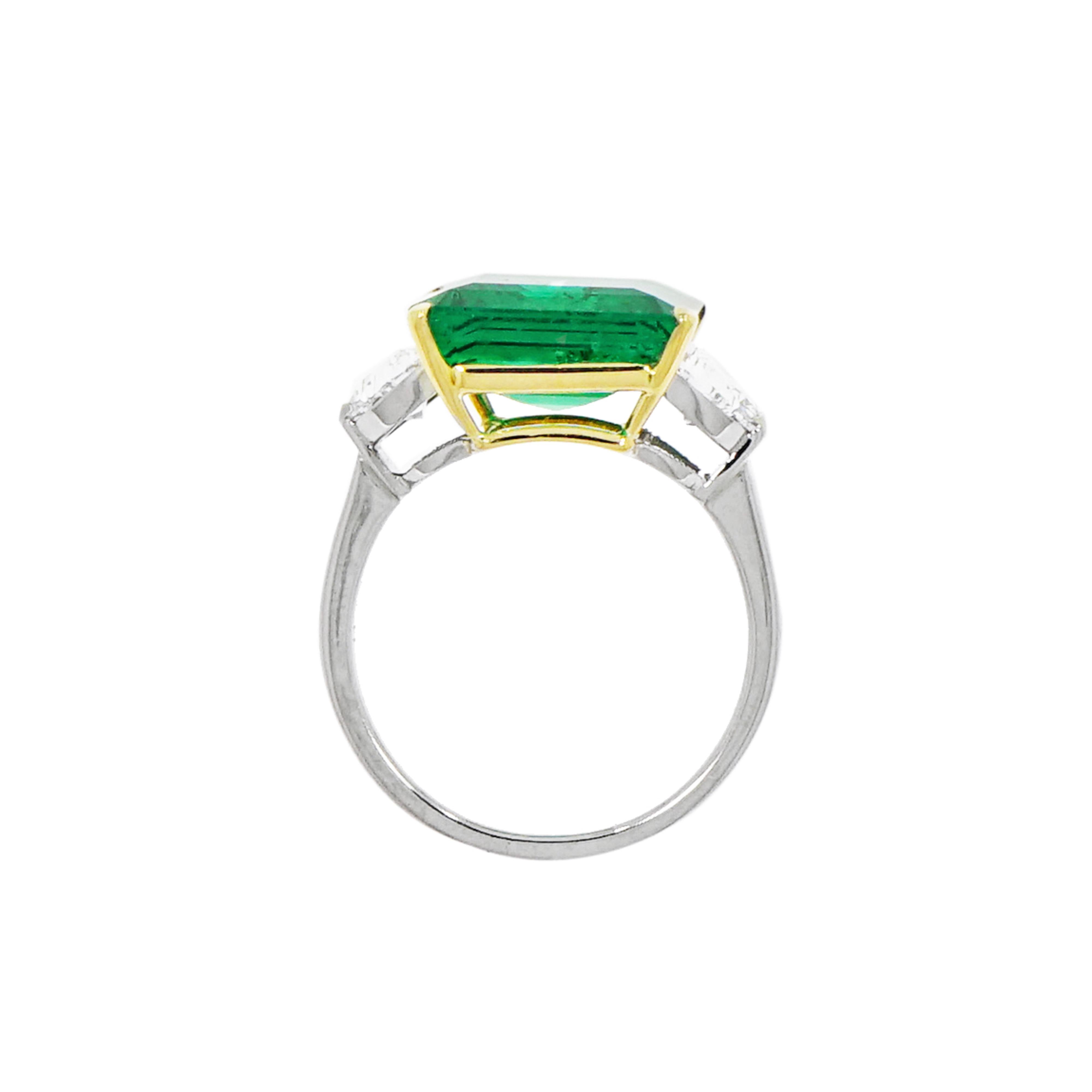 We love emeralds for their vibrant green color and the unique flair they give to any piece of jewelry. Emeralds are once again reaching popularity with those in love, with a unique solitaire ring offering an alternative to diamonds.
This Emerald and
