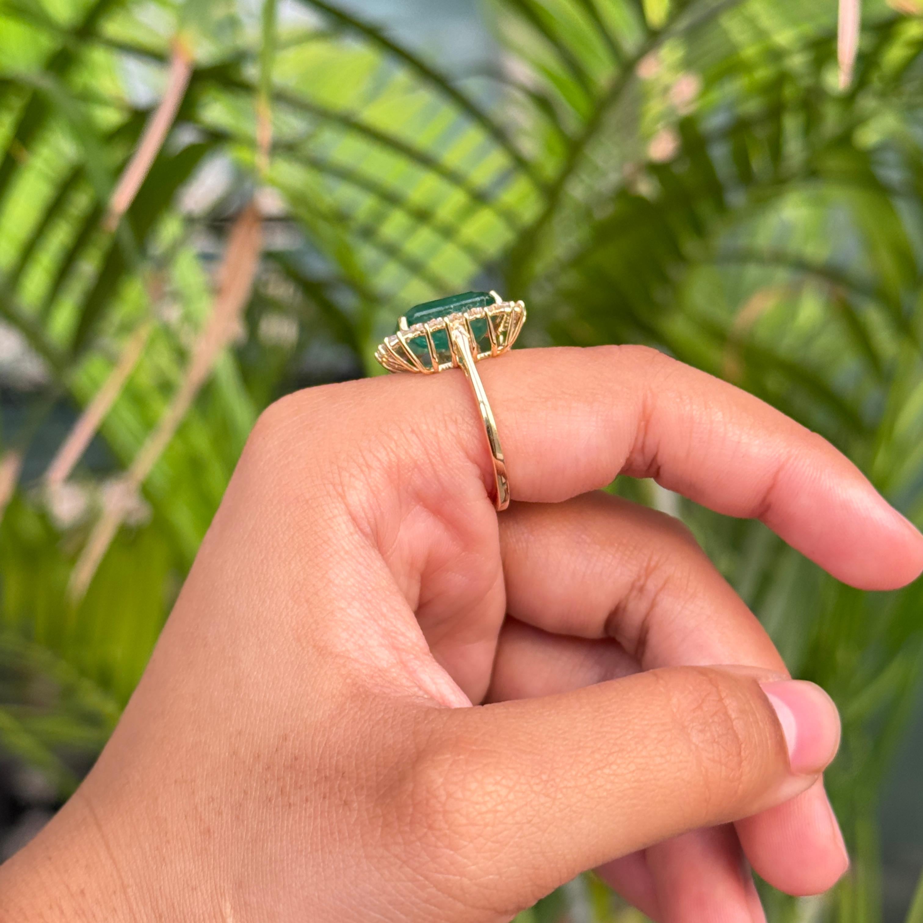 En venta: Esmeralda zambiana certificada de 7,45 quilates y halo de diamantes de 1,01 quilates en oro amarillo de 14 quilates  8