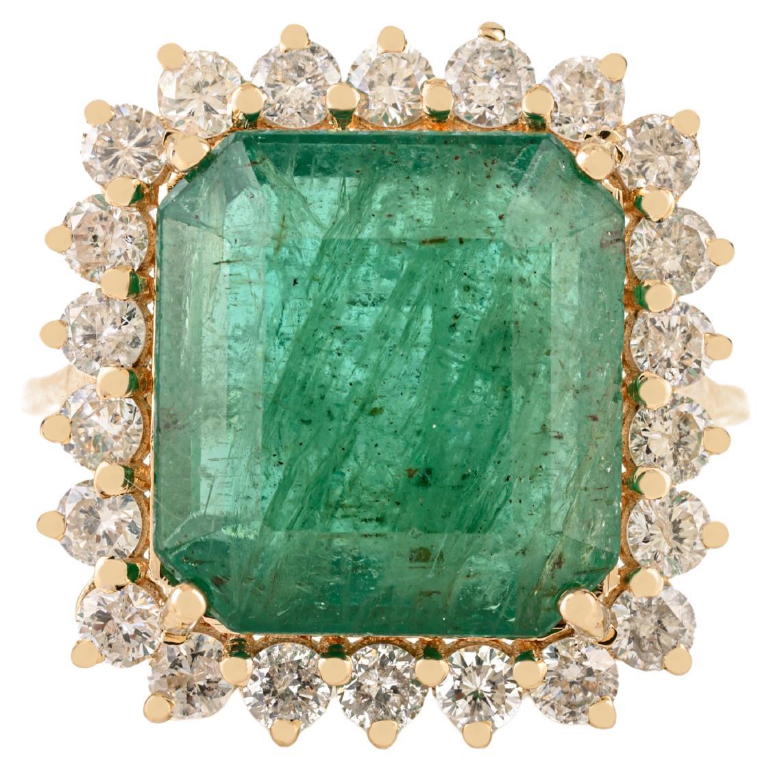 Zertifizierter 7,45 Karat sambischer Smaragd
1,01 Karat Diamant Halo Ring in 14K Gelbgold