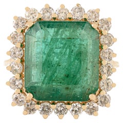 Zertifizierter 7,45 Karat sambischer Smaragd
1,01 Karat Diamant Halo Ring in 14K Gelbgold