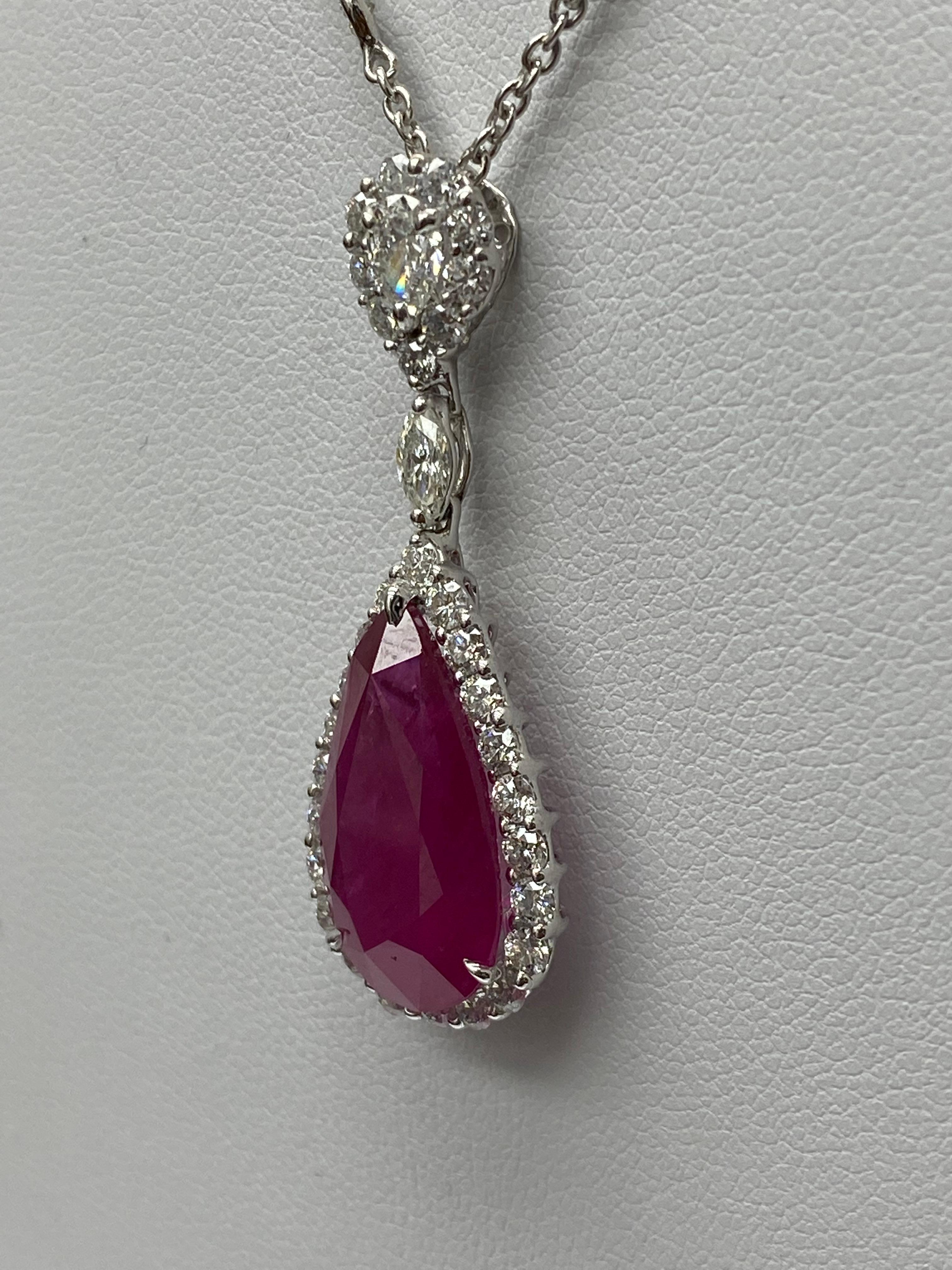 Collier classique à pendentif certifié mettant en valeur un rubis de Birmanie en forme de poire pesant 7,52 carats au total. Elle est ornée d'une rangée de diamants ronds d'un poids total de 1.48 carats. Suspendu à un halo de diamants en forme de