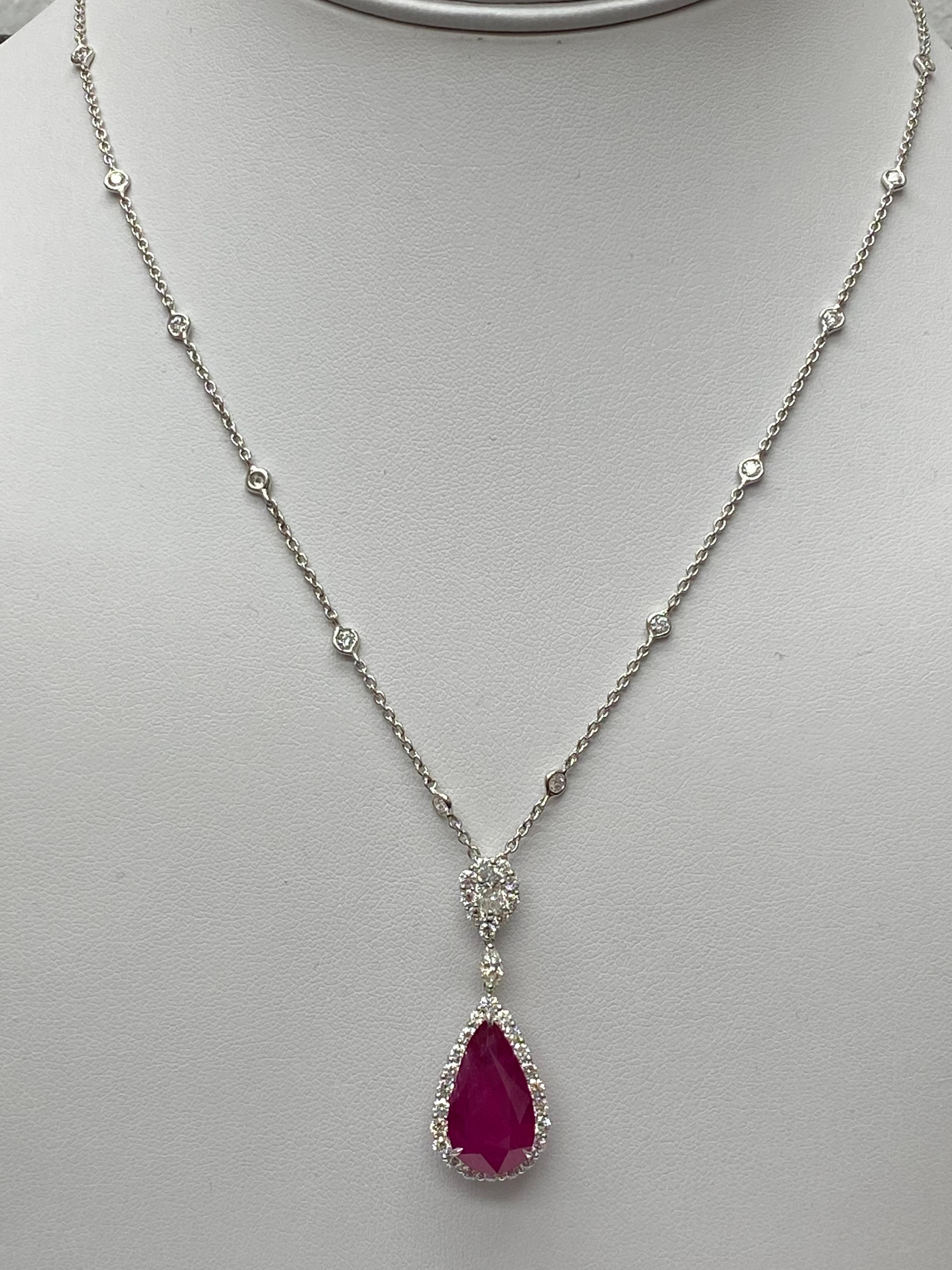 Taille poire CERTIFIED 7.52 Carat Pear shape Burma Ruby Diamond Drop Necklace in 18K Gold en vente