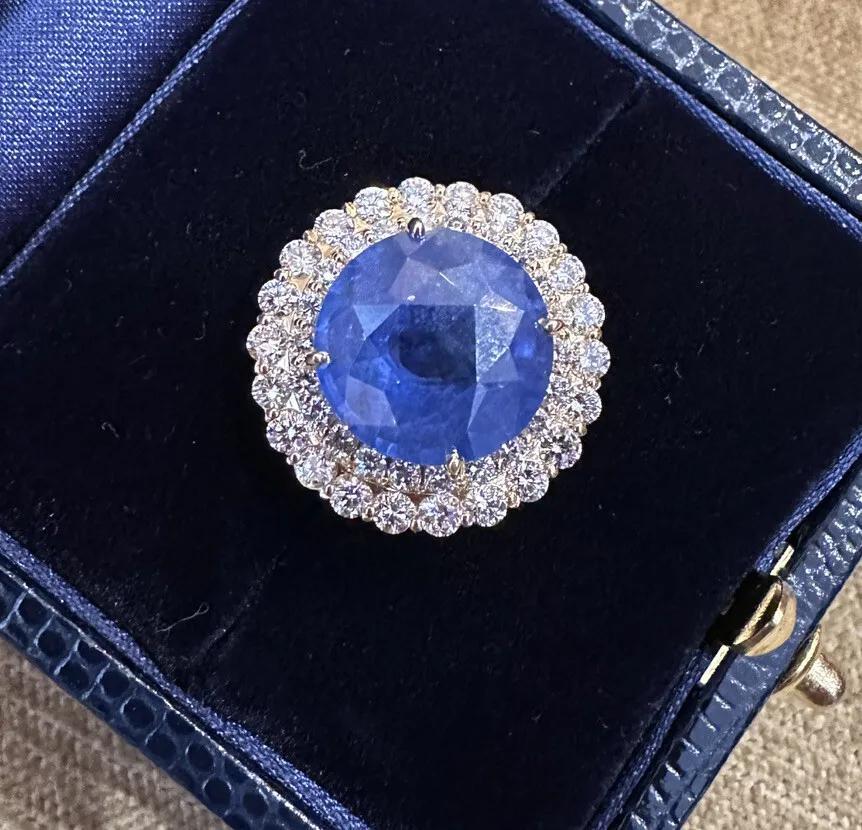 C. Dunaigre Certified 7.68 Carat Round Sapphire Unheated Ceylon (Sri Lanka) with Diamonds in 18k Yellow Gold (saphir rond non chauffé de Ceylan (Sri Lanka) avec des diamants en or jaune 18k)

Bague en saphir et diamant - un grand saphir bleu naturel