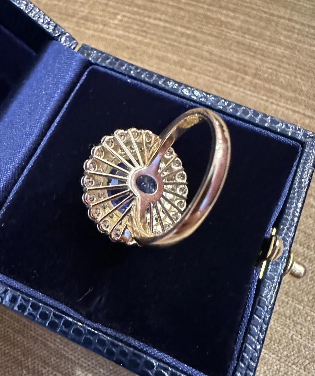 Saphir de Ceylan non chauffé certifié de 7,68 carats et diamants en or jaune 18 carats en vente 1