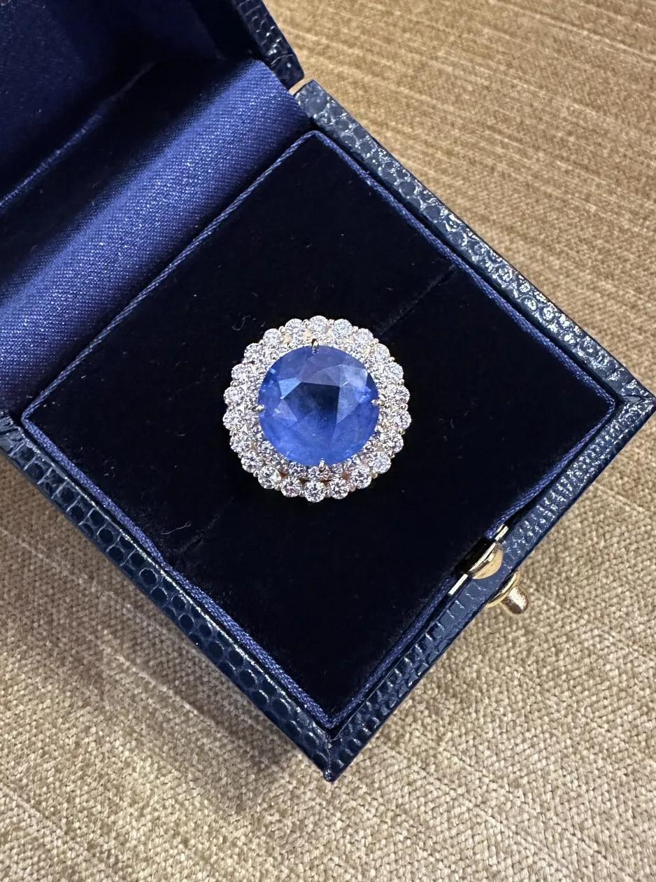Certified 7.68 Carat Sapphire Unheated Ceylon with Diamonds in 18k Yellow Gold For Sale 2