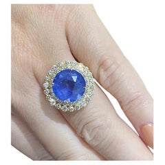 Zafiro de Ceilán no calentado certificado de 7,68 quilates con diamantes en oro amarillo de 18k