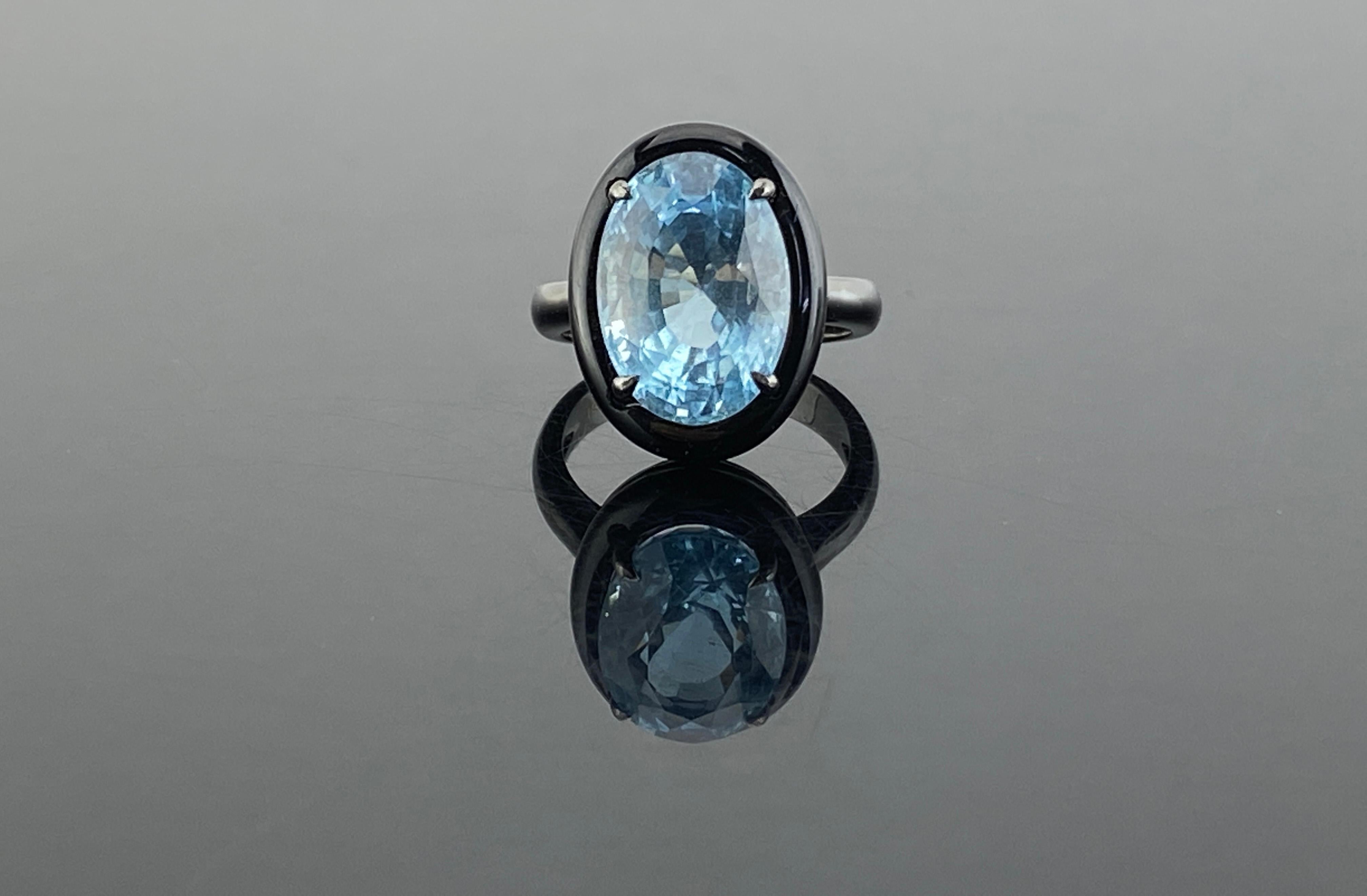 Ein stilvoller und eleganter Ring mit einem 7,76 Karat schweren Aquamarin in einer schönen meerblauen Farbe. Ergänzt wird es durch ein Stück handgeschnitzten schwarzen Onyx, das ihm ein kontrastreiches Aussehen verleiht.  . Handgefertigt aus 18