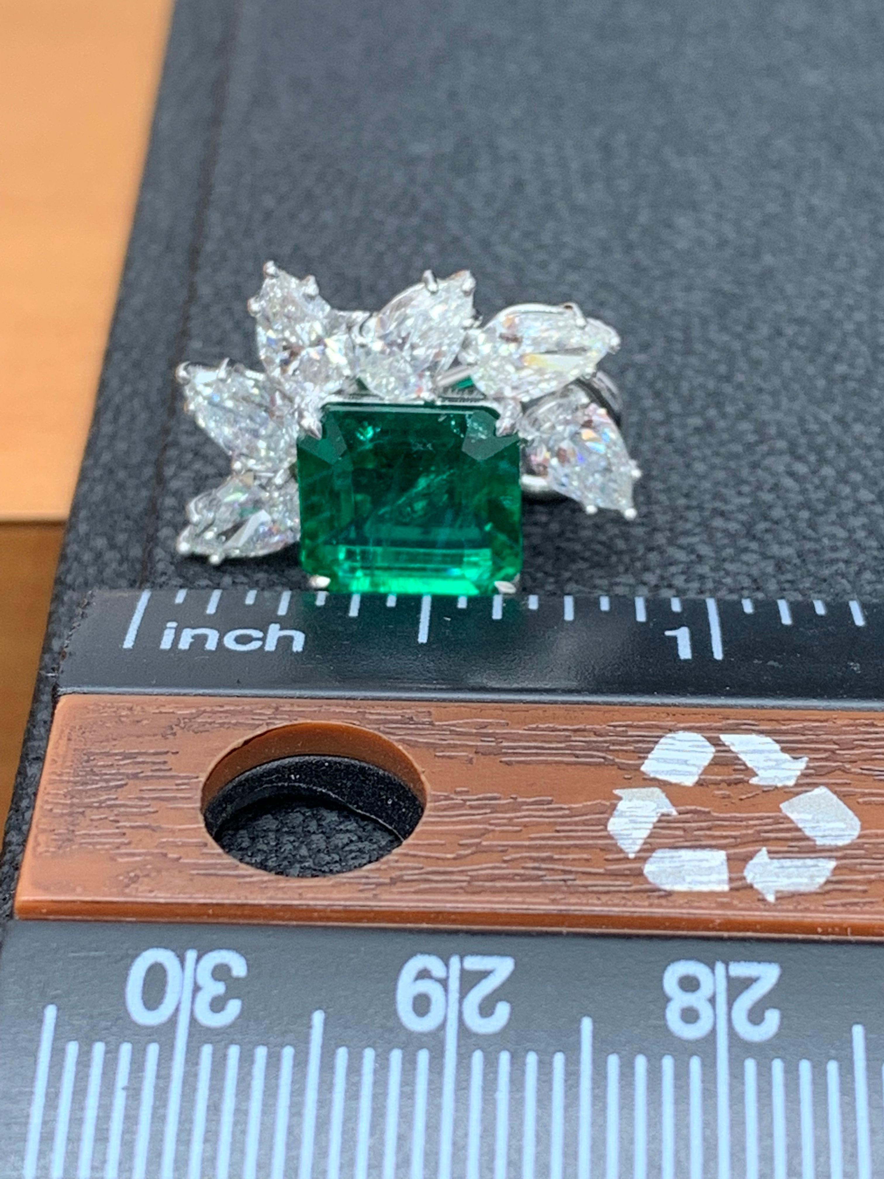 Zertifizierte 7,82 Karat Smaragd im Smaragdschliff und Diamant-Cluster-Ohrringe in 18K  im Angebot 5