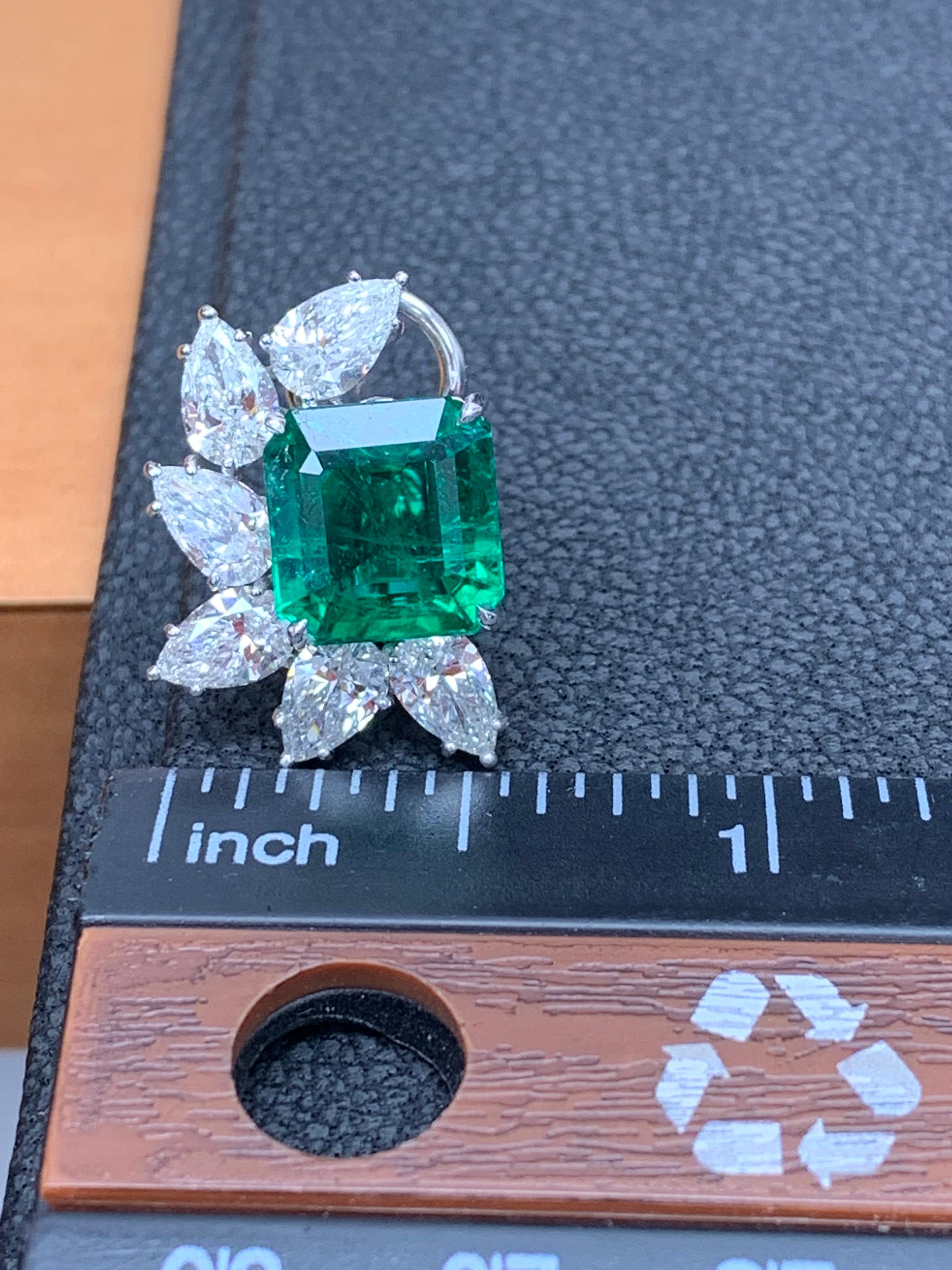 Boucles d'oreilles en or 18 carats avec grappe de diamants et émeraudes taille émeraude certifiées de 7,82 carats en vente 5