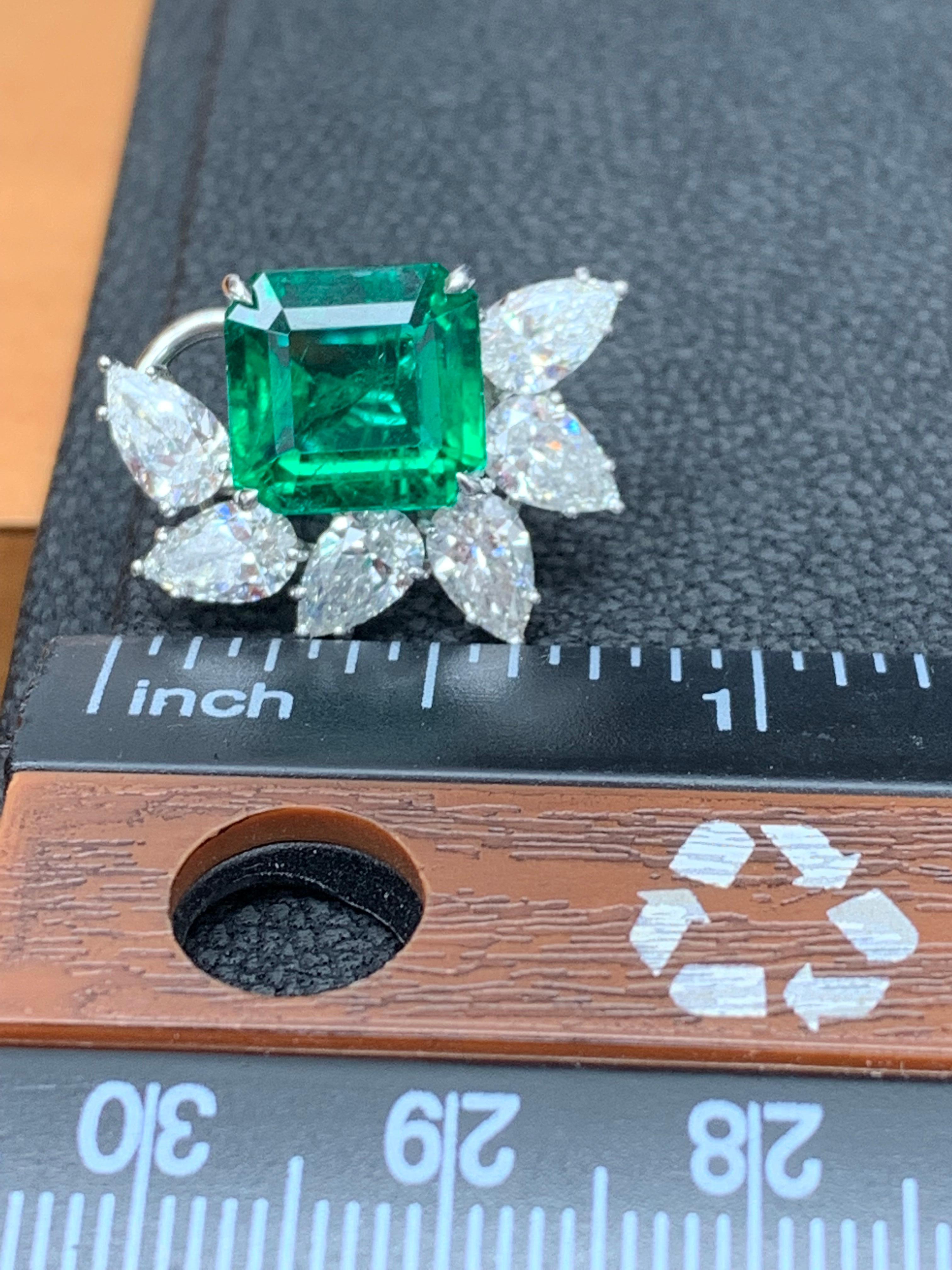 Zertifizierte 7,82 Karat Smaragd im Smaragdschliff und Diamant-Cluster-Ohrringe in 18K  im Angebot 4