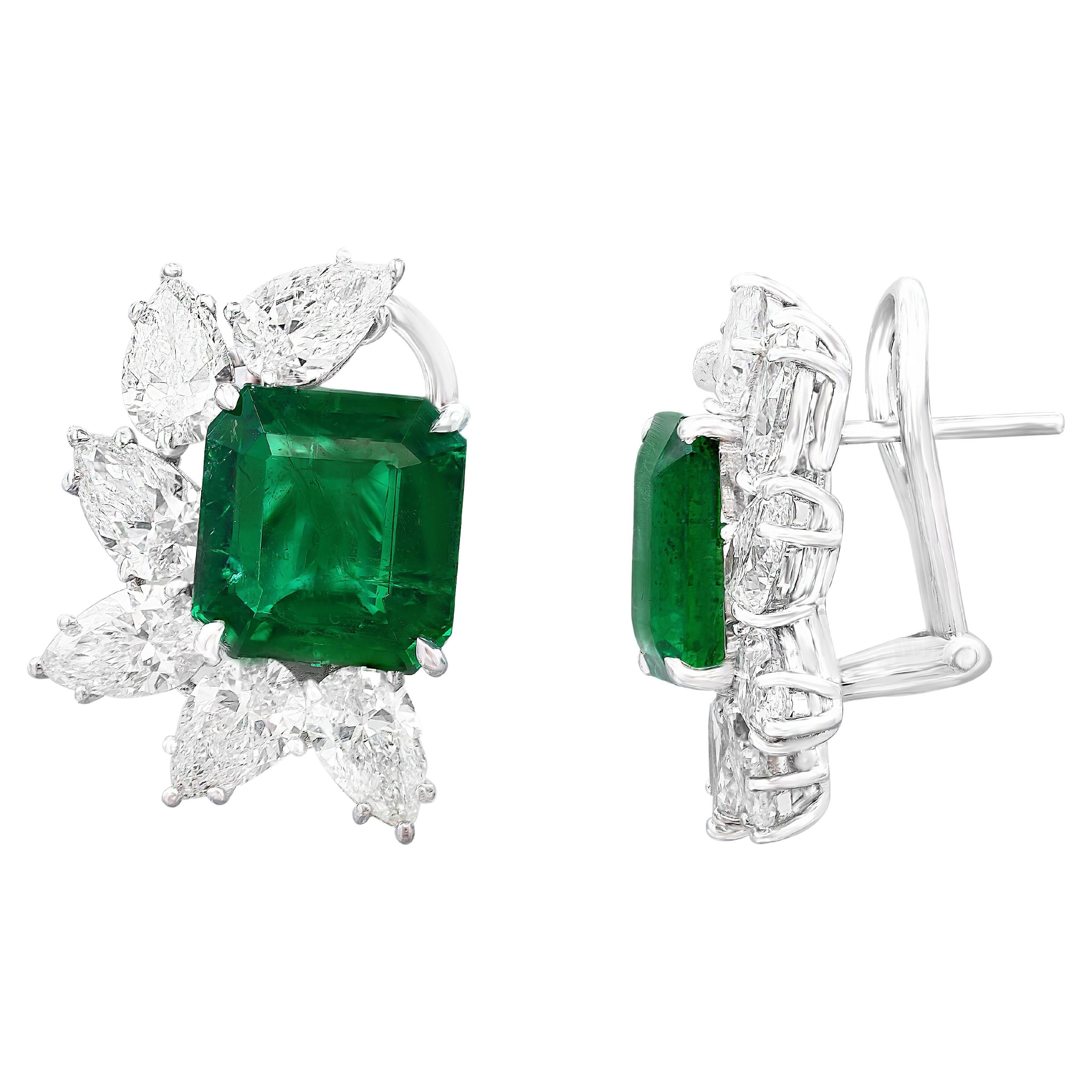 Zertifizierte 7,82 Karat Smaragd im Smaragdschliff und Diamant-Cluster-Ohrringe in 18K  im Angebot