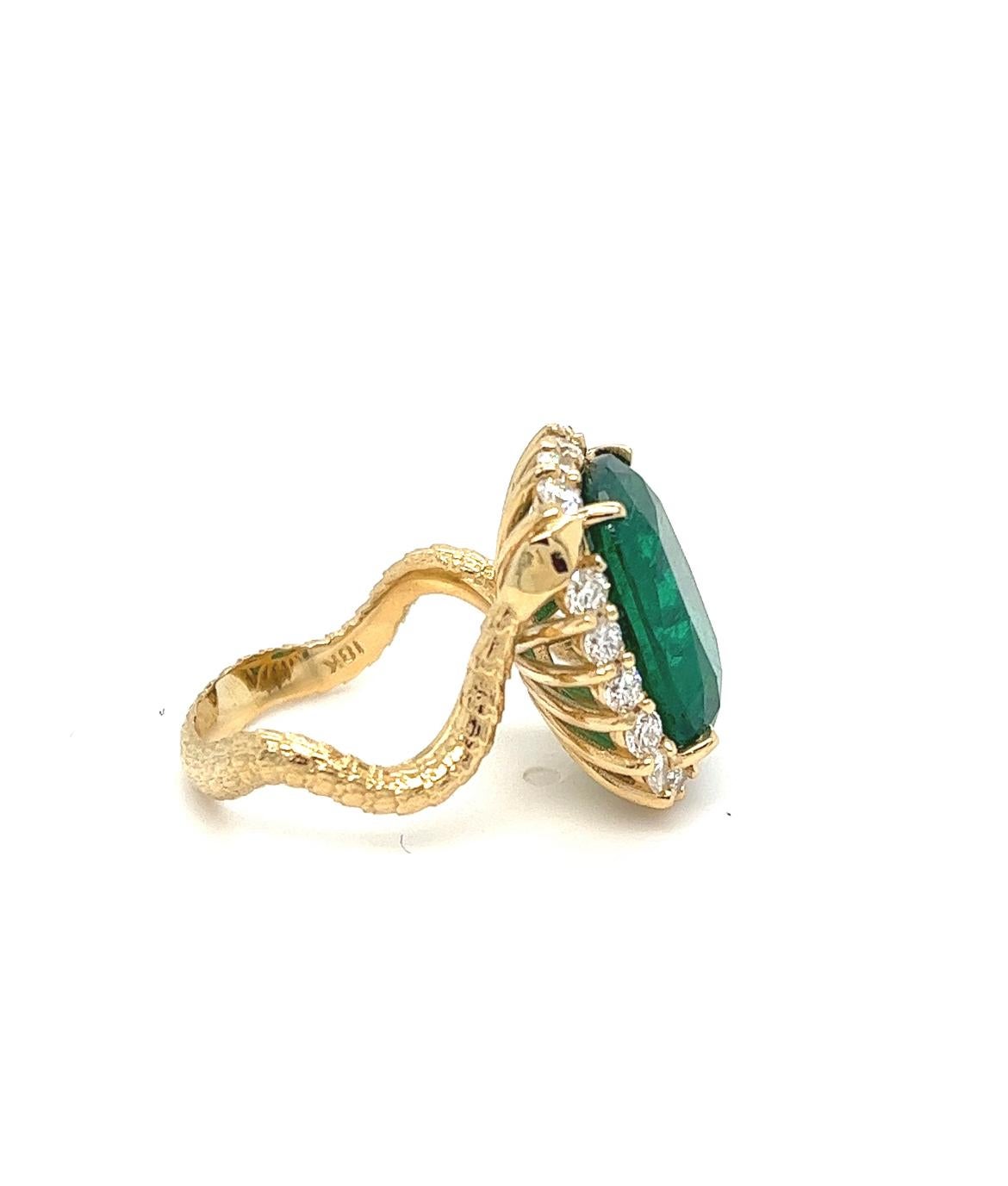 Women's or Men's Certified 7.86 carat Emerald and 1 Carat Diamonds Snake ring , Minor.  For Sale