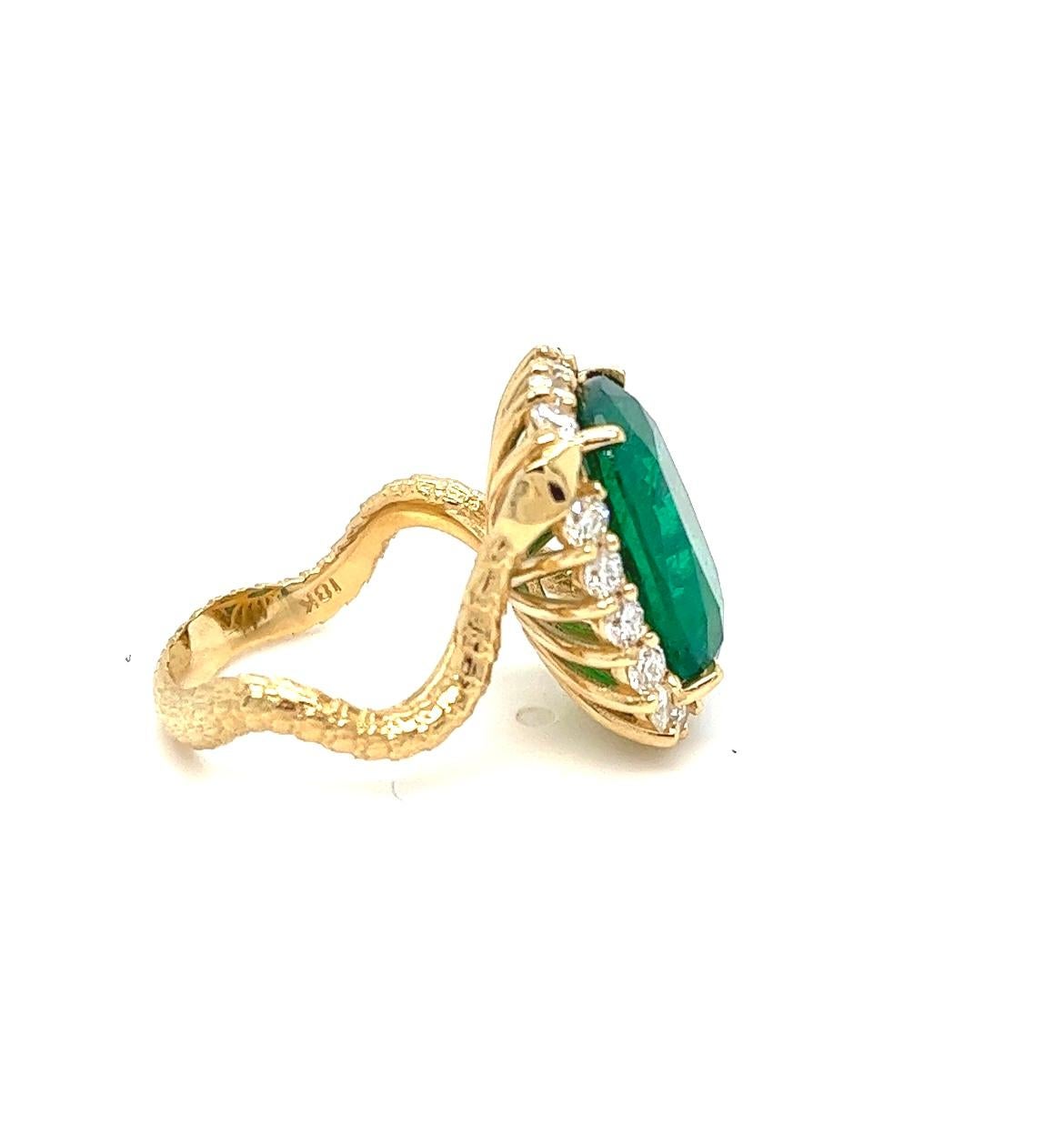 Certified 7.86 carat Emerald and 1 Carat Diamonds Snake ring , Minor.  For Sale 1