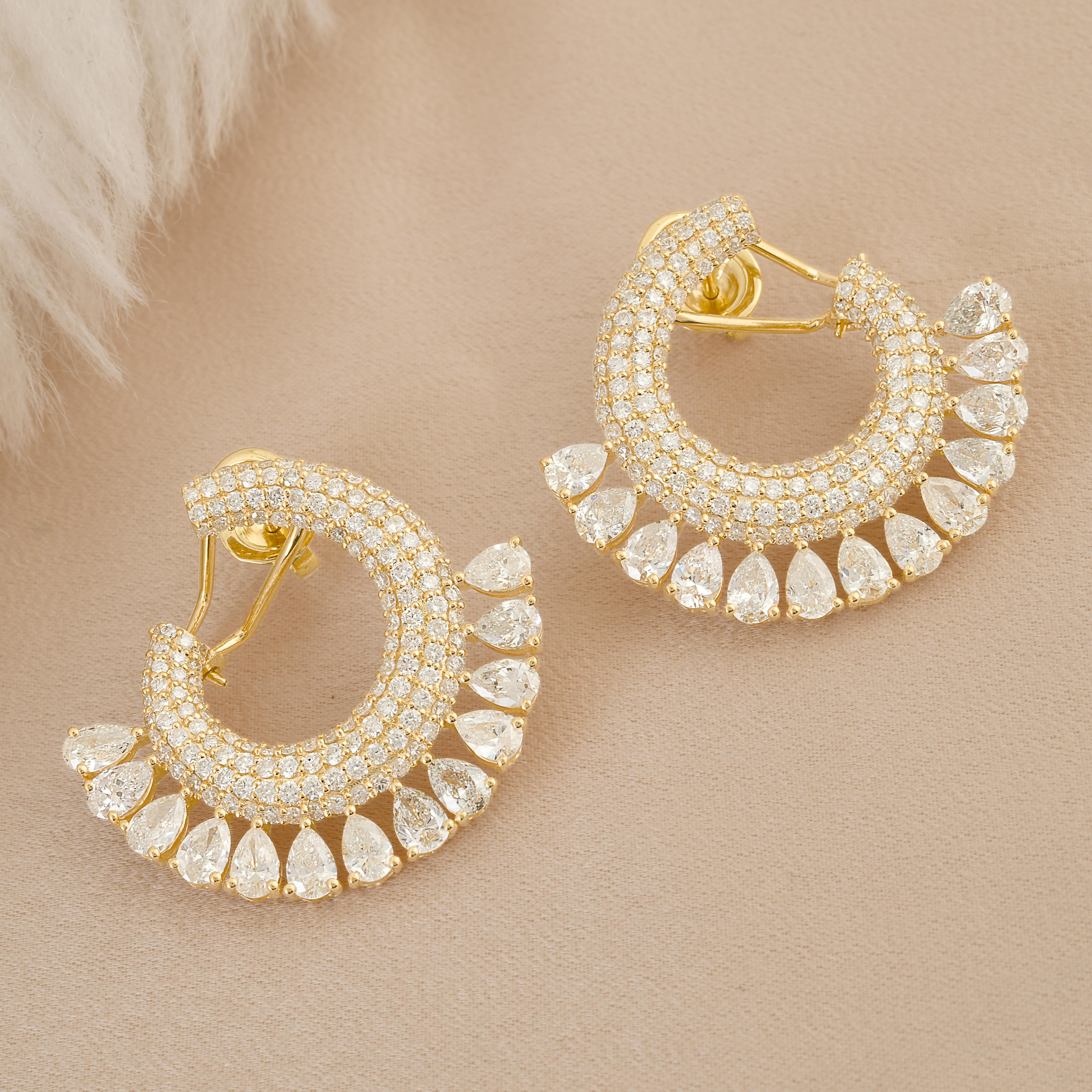 Zertifizierte 8 Karat SI Reinheit HI Farbe Birne Diamant Ohrringe 18 Karat Gelbgold
Diese Ohrringe sind meisterhaft mit runden geschliffenen Diamanten in einem C-Reifen-Design mit Birne geschliffenen Diamanten in den C-Reifen Form machen eine