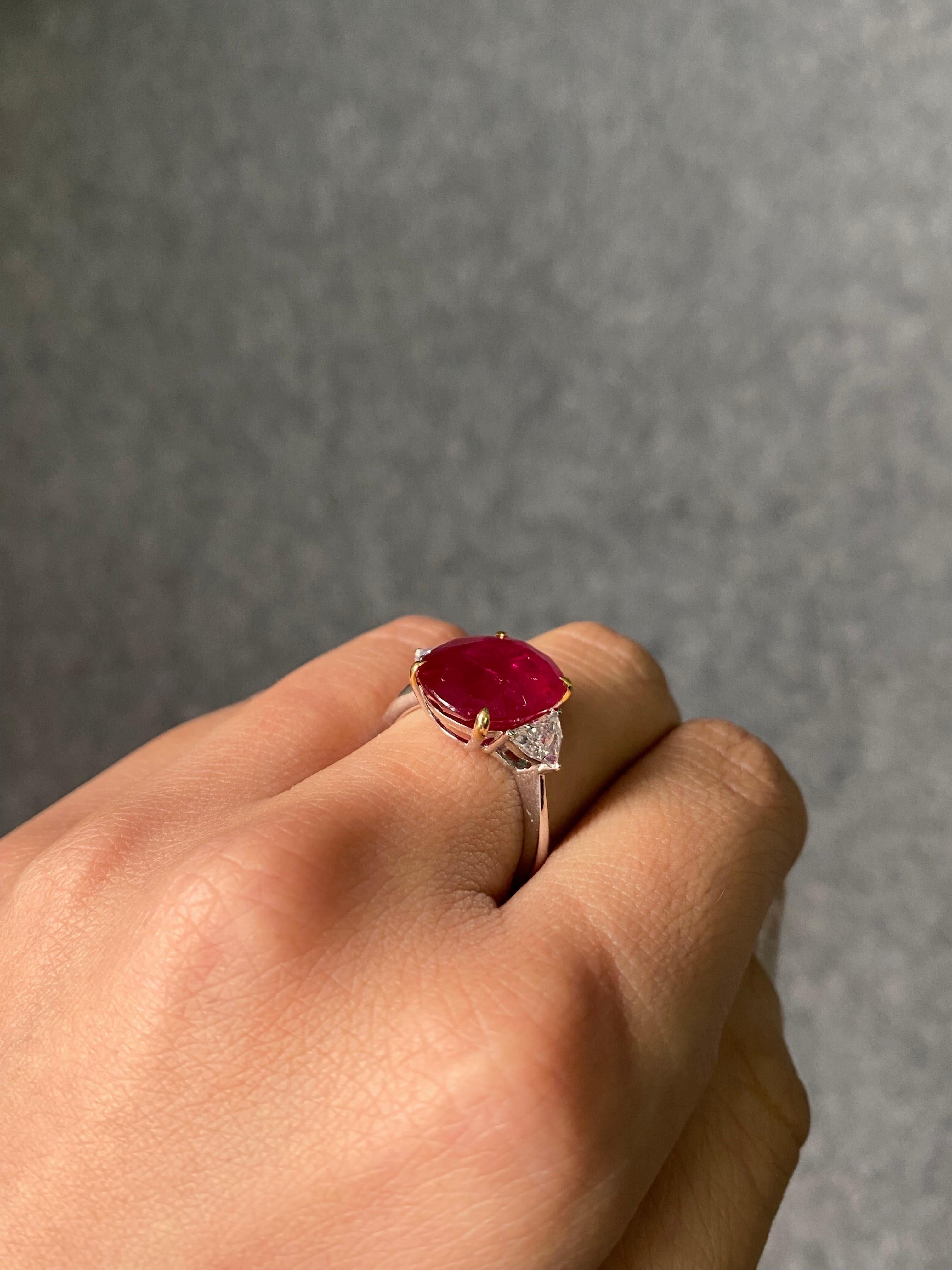 Moderno Anello di fidanzamento a tre pietre con rubino e diamanti del Mozambico da 8,11 carati certificati in vendita