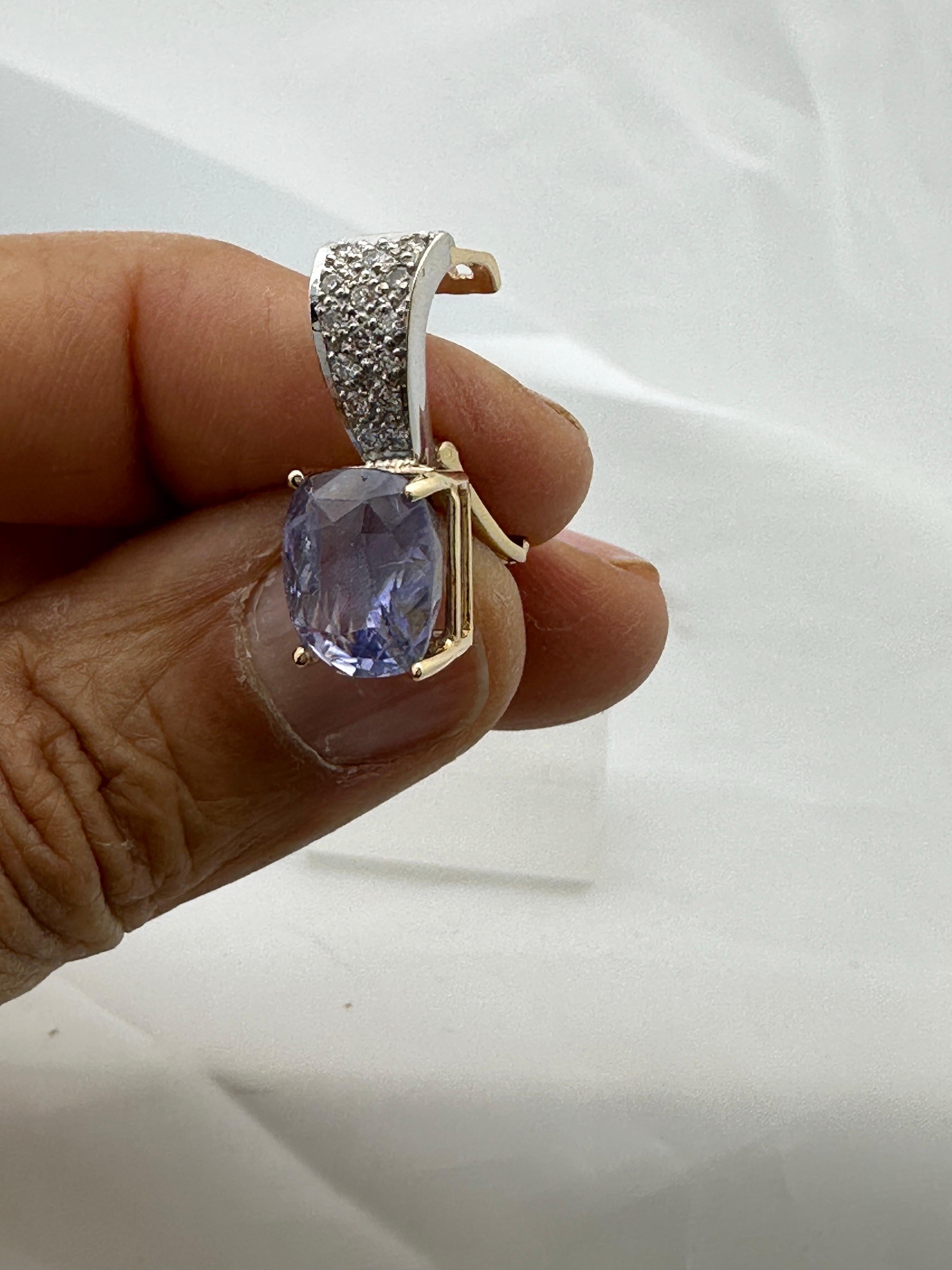 Zertifizierter 8,13 Karat, Sri Lanka Kissen blauer Saphir, Diamant Enhancer Anhänger (Kissenschliff) im Angebot