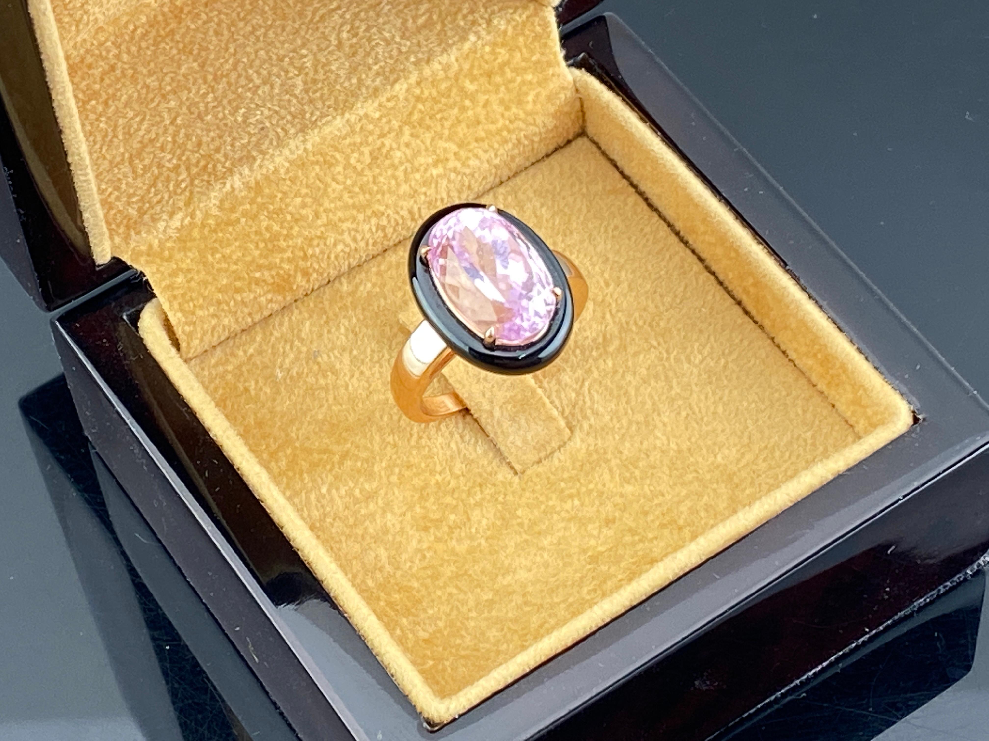 Art Deco Certified 8.30 Carat Kunzite and Black Onyx Engagement Ring For Sale
