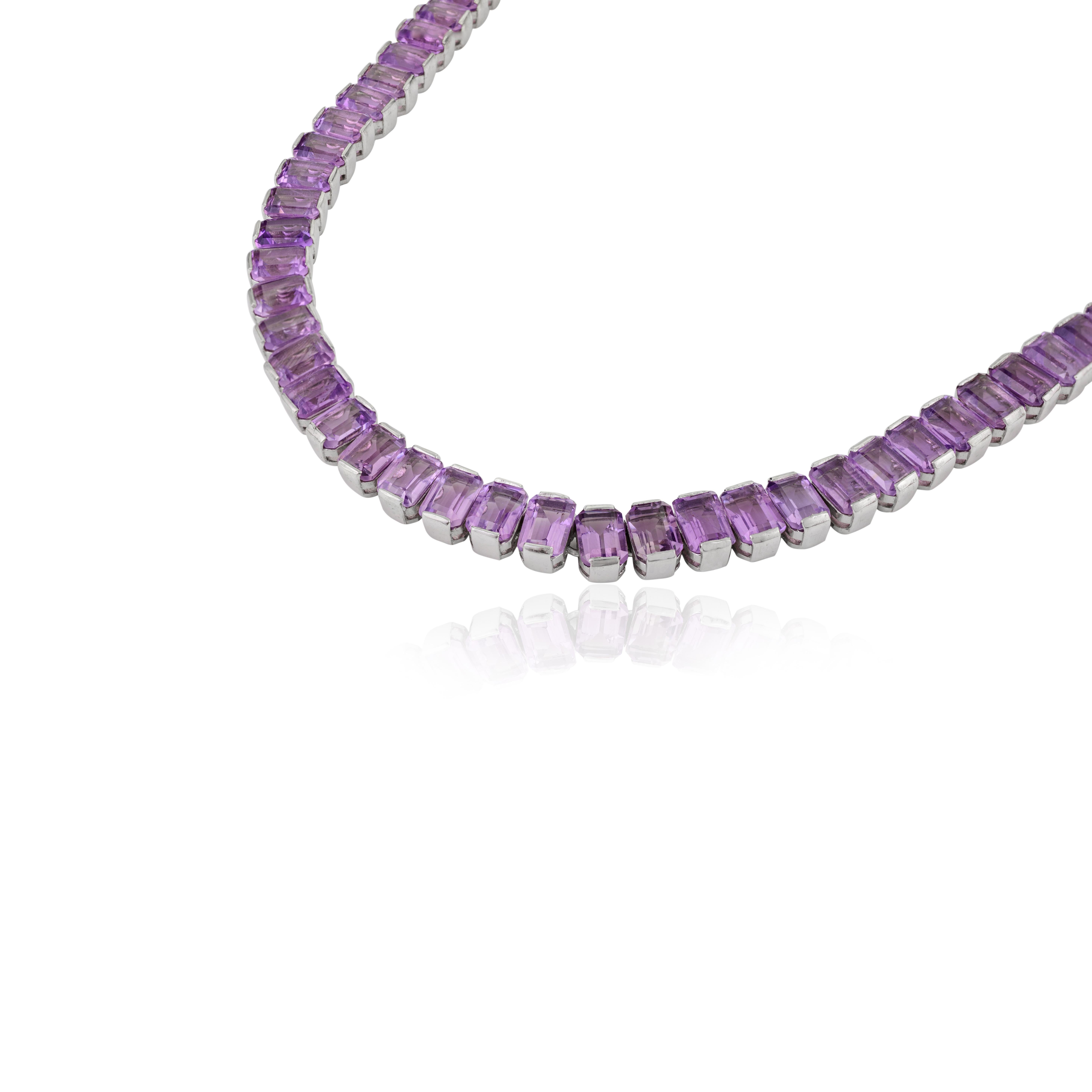 Ce long collier de tennis en améthyste naturelle certifiée 84,58 ct en argent 925 présente une ligne continue de pierres précieuses en améthyste de taille émeraude. Chaque pierre est sertie avec précision pour mettre en valeur son éclat d'un violet