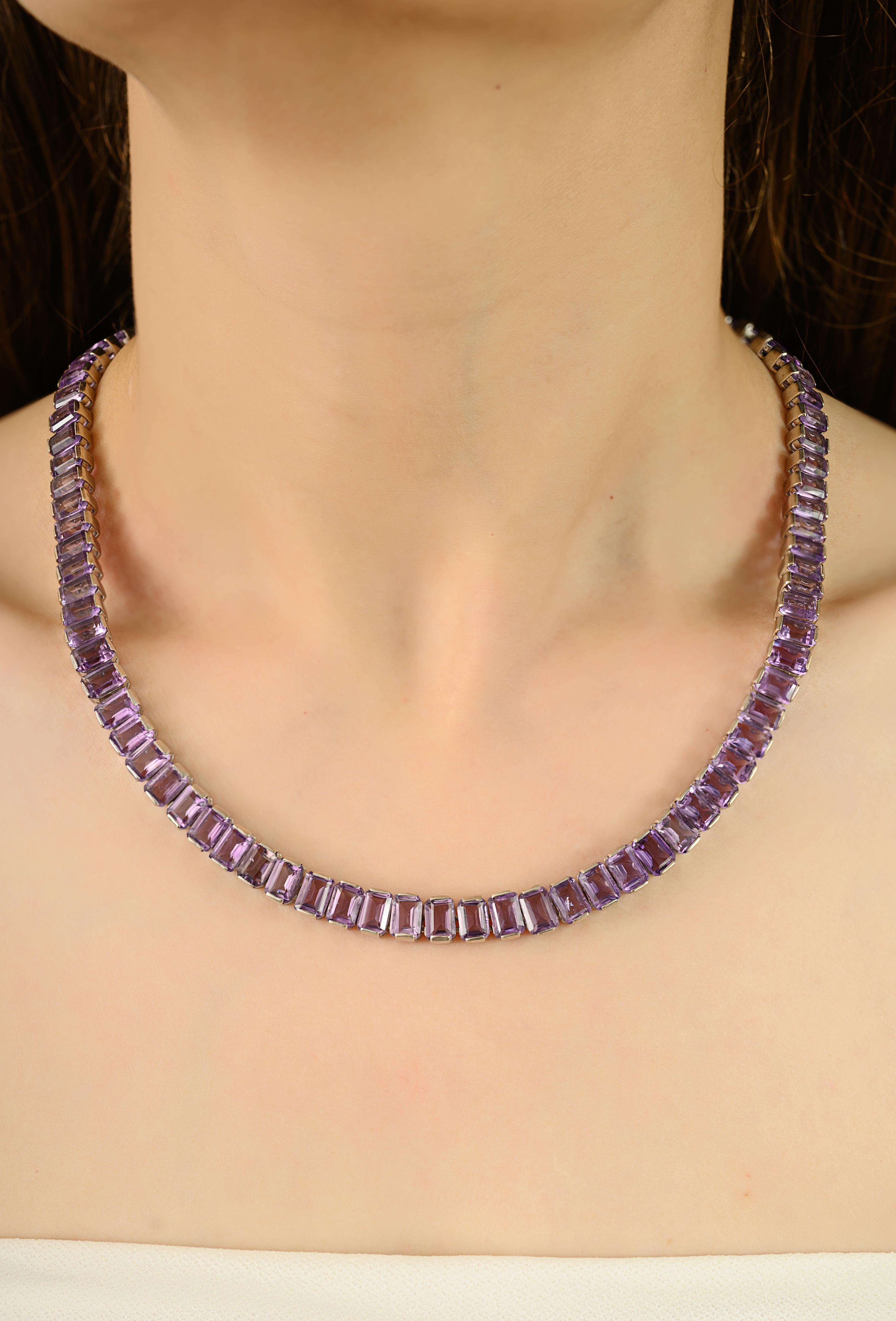 Este collar largo de amatista natural certificada de 84,58 qt, de plata de ley 925, muestra una línea continua de vibrantes gemas de amatista talla esmeralda. Cada piedra está engastada con precisión para resaltar su profundo brillo púrpura real.