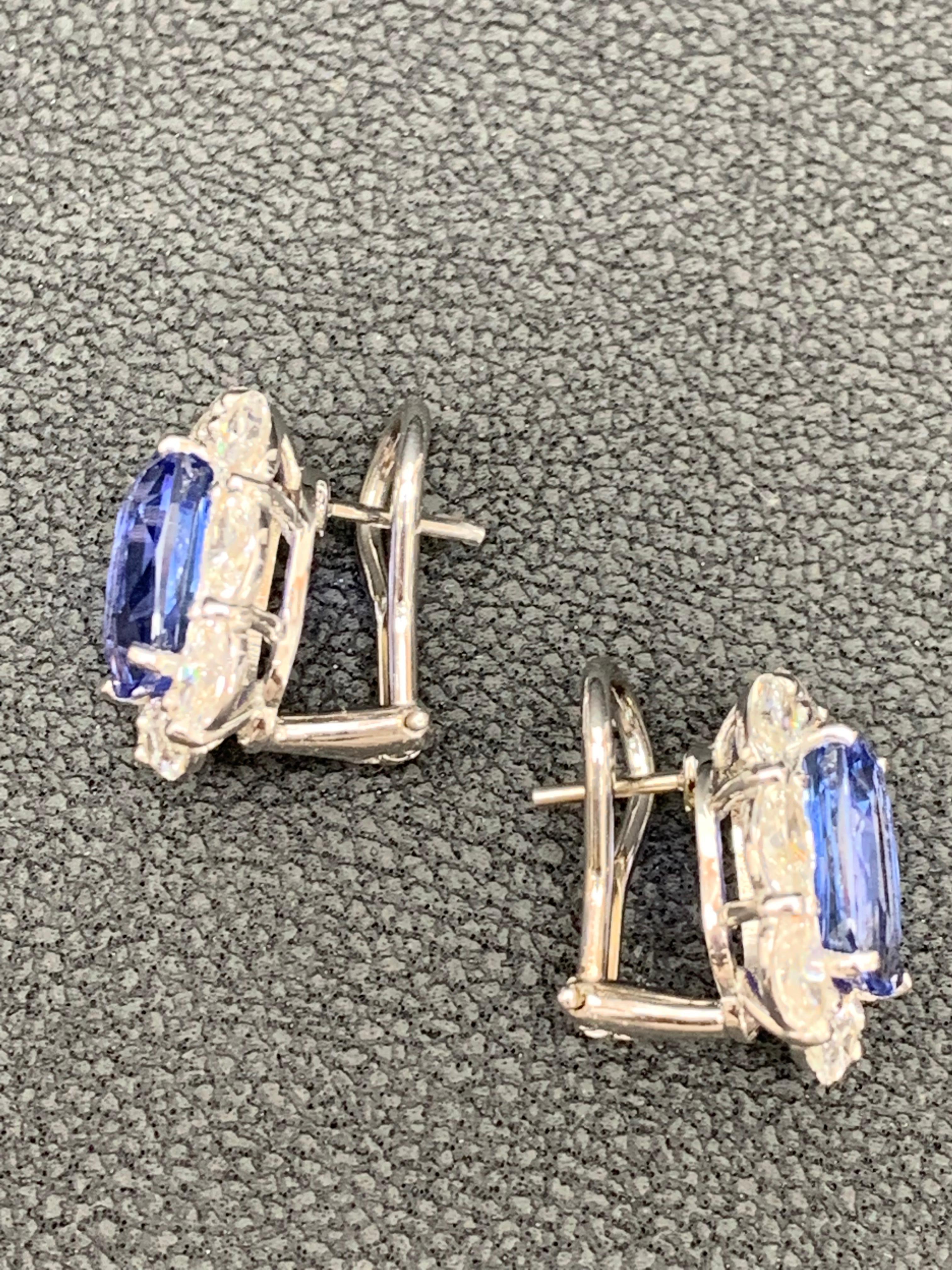 Certified 8.49 Carat Cushion Cut Sapphire  Diamond Halo Earring in 18K Whitegold In New Condition For Sale In NEW YORK, NY