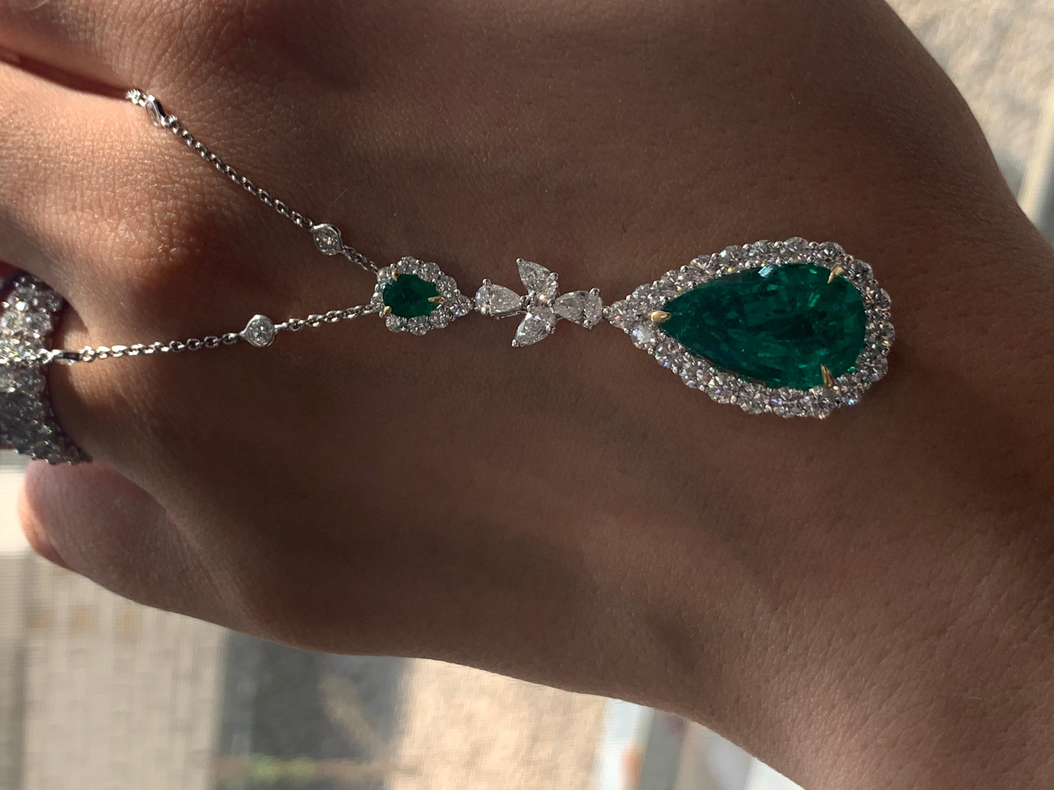 Elegant Pear Shape Green Emerald and Diamond Pendant

The center stone is 11.40 Carats Zambian Pear Shaped Emerald, certified by Swiss Lab.

Surrounded by 7.80 Carats of round brilliant cut diamonds, around and  on diamond by the yard necklace

