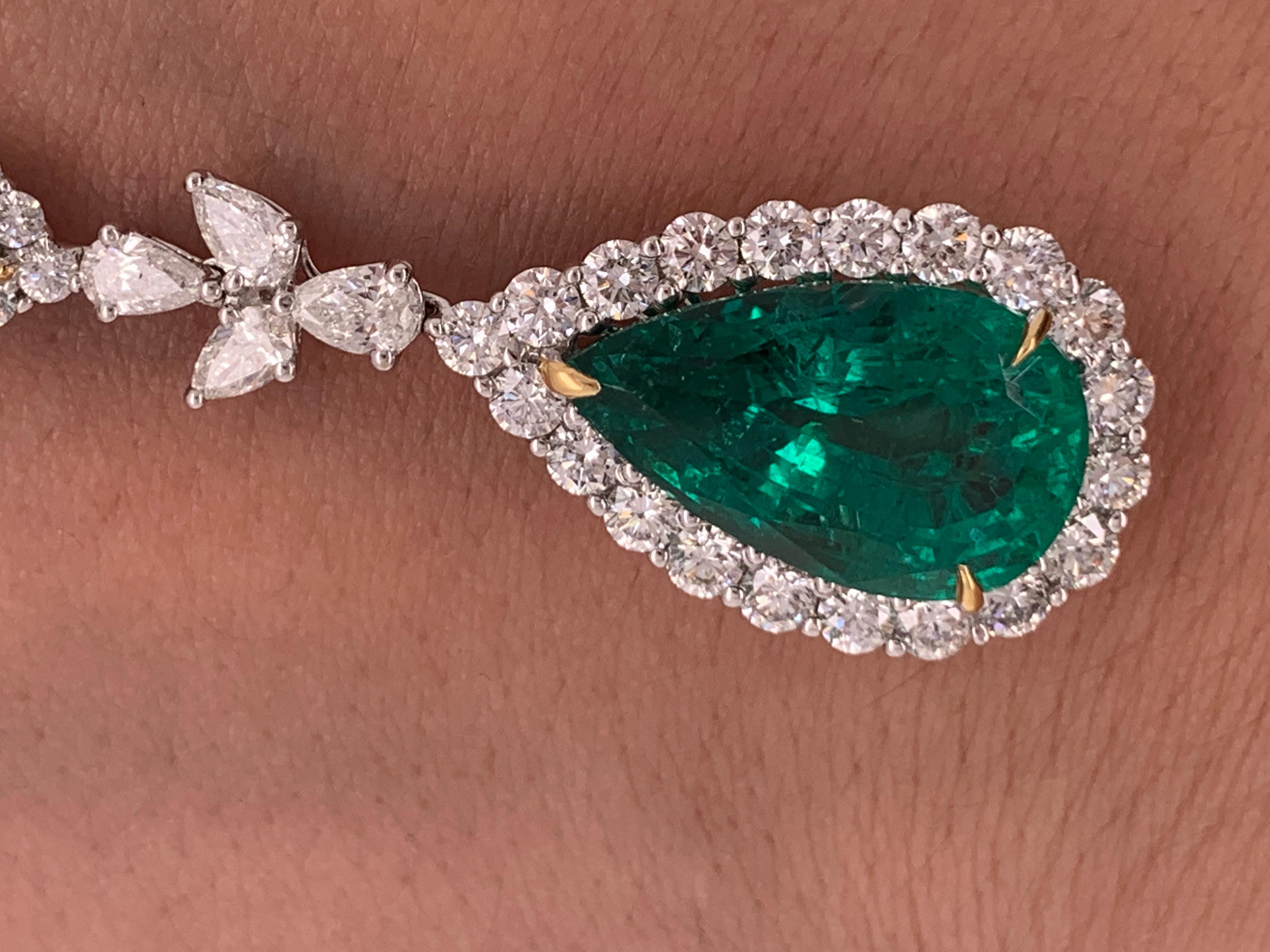 Diana M. Certified 8.58 Carat Green Emerald Pendant In New Condition For Sale In New York, NY