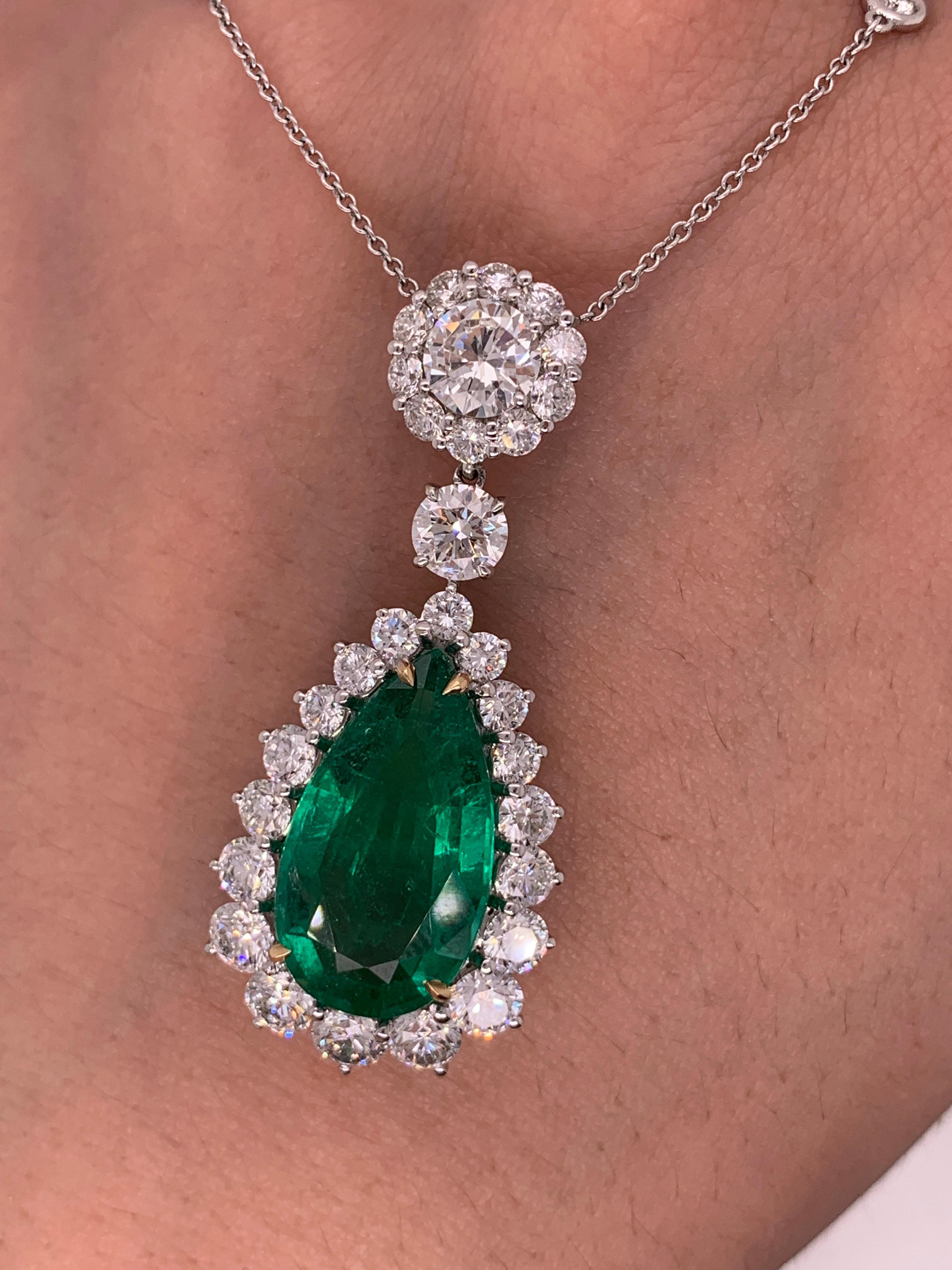 Certified 8.58 Carat Green Emerald Pendant In New Condition In New York, NY