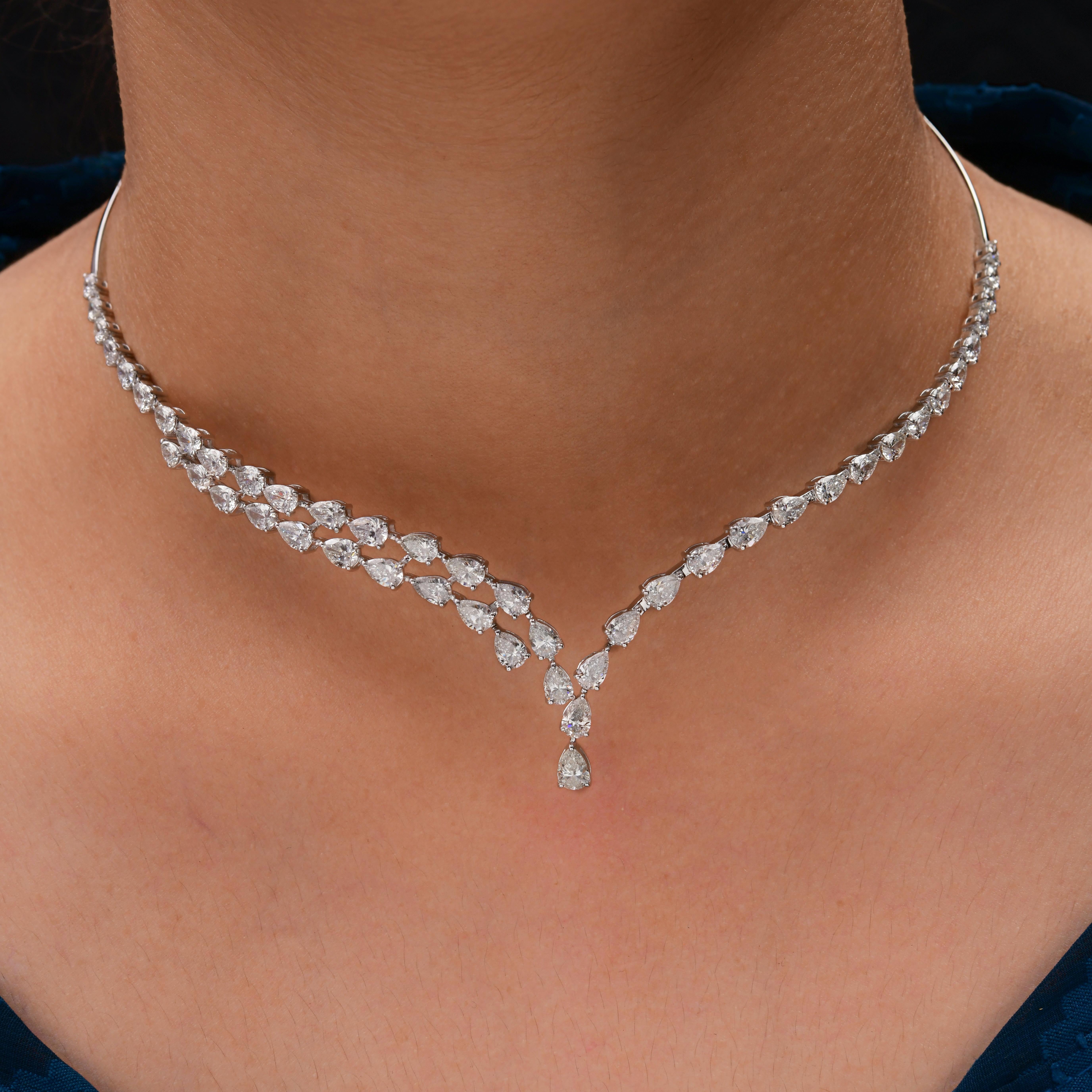Collana girocollo a forma di V in oro bianco 18 carati con diamante certificato di 8,65 carati SI/HI
Questa collana di diamanti a forma di V presenta due file delicatamente a cascata di diamanti brillanti taglio pera perfettamente allineati, che si