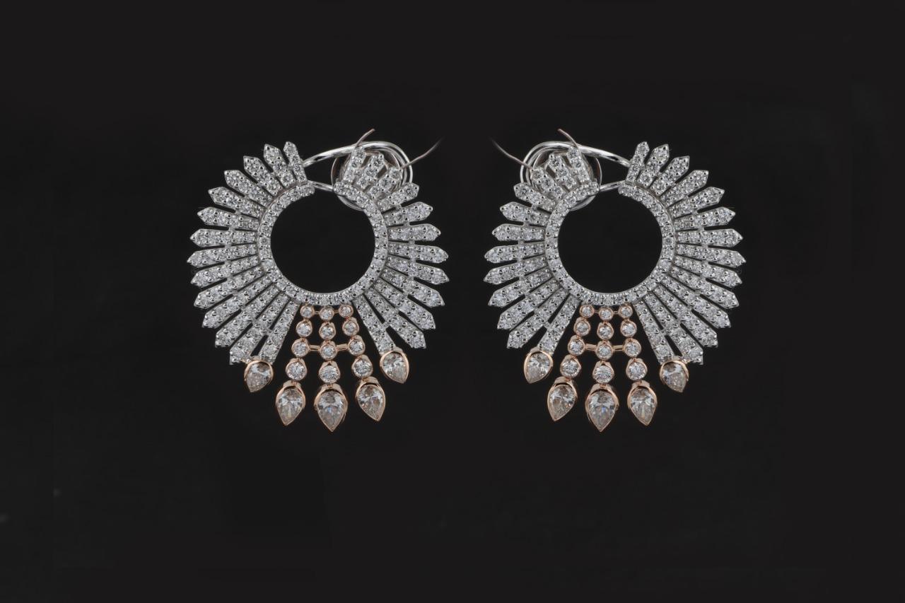 A stunning design, so glamour and chic, a very piece of art. Earrings come in 18k bicolor gold  with natural diamonds pear cut and round brilliant cut , of 8,66 carats, G-H color and VS-SI clarity, top quality .
Handcrafted by artisan