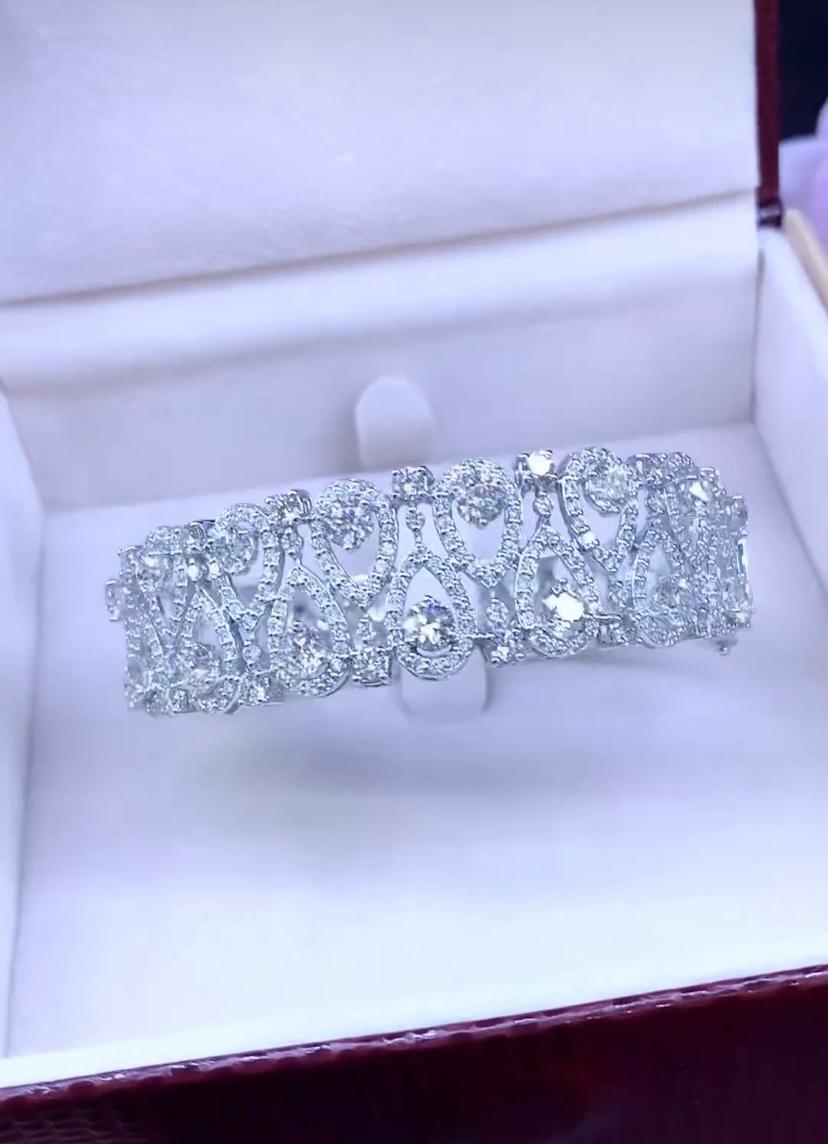 Certified 8.70 Carats Natural Diamonds  18K Gold Bracelet For Sale 3