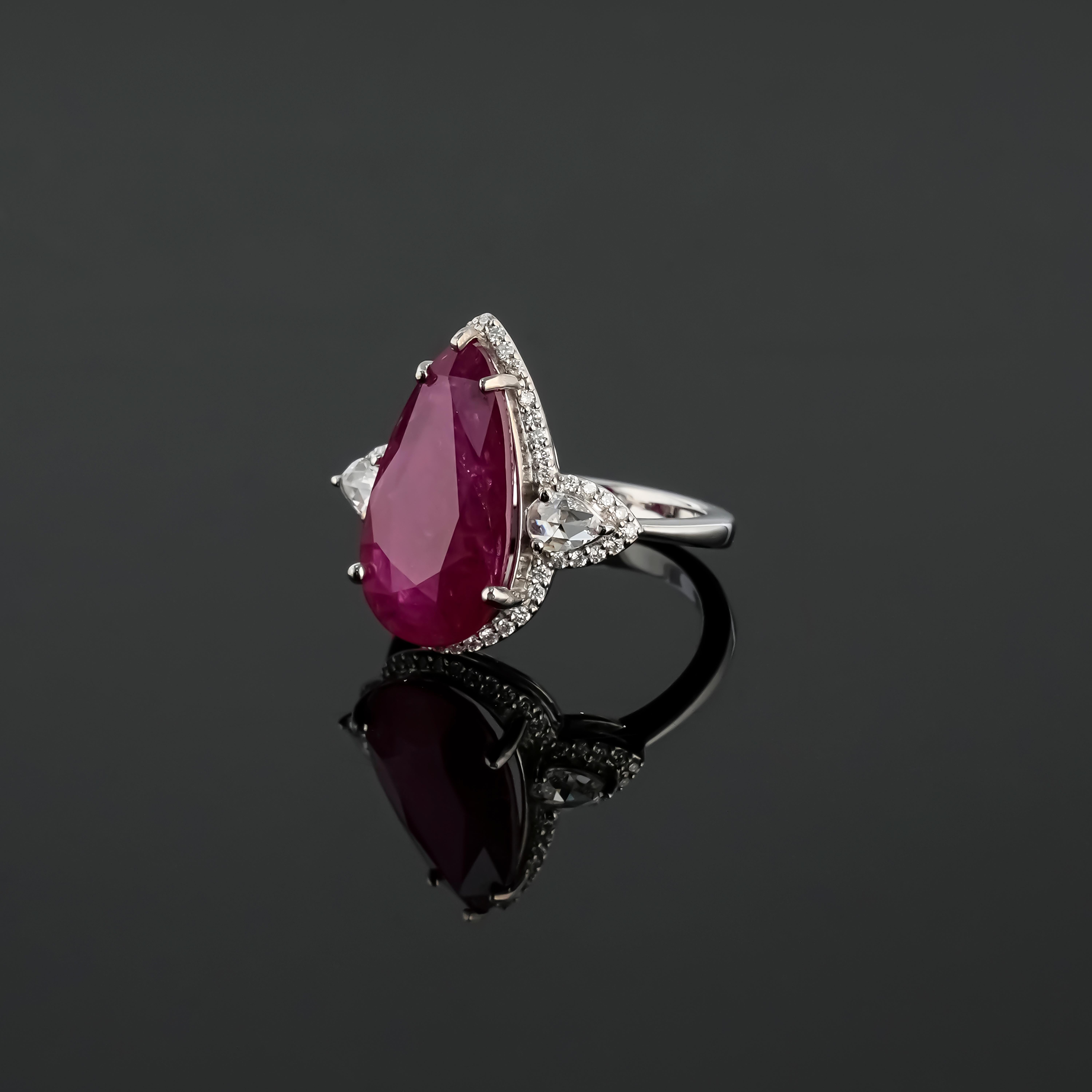 Anillo de compromiso certificado de tres piedras con rubí y diamantes de 8.8 quilates Moderno en venta