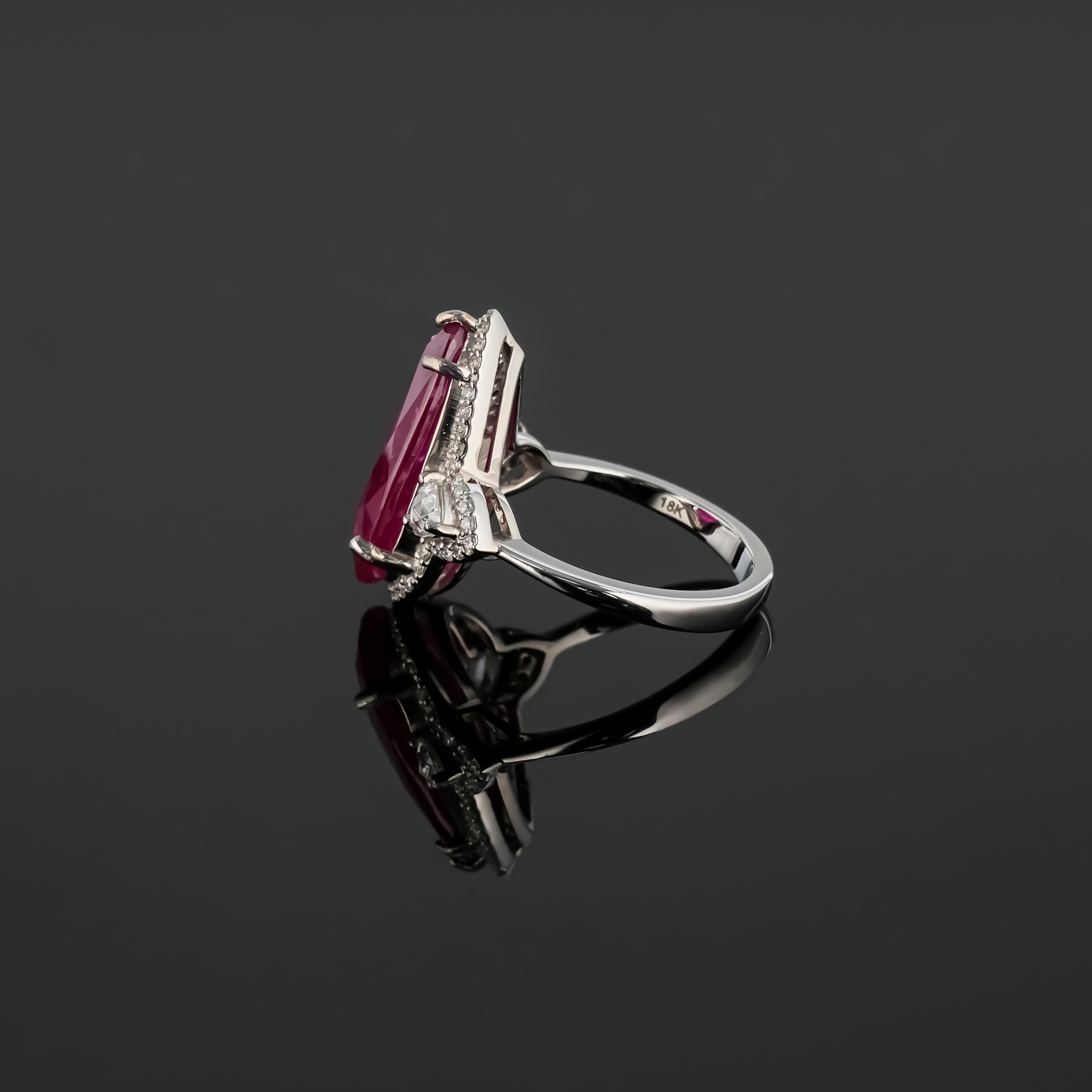 Anillo de compromiso certificado de tres piedras con rubí y diamantes de 8.8 quilates Corte pera en venta