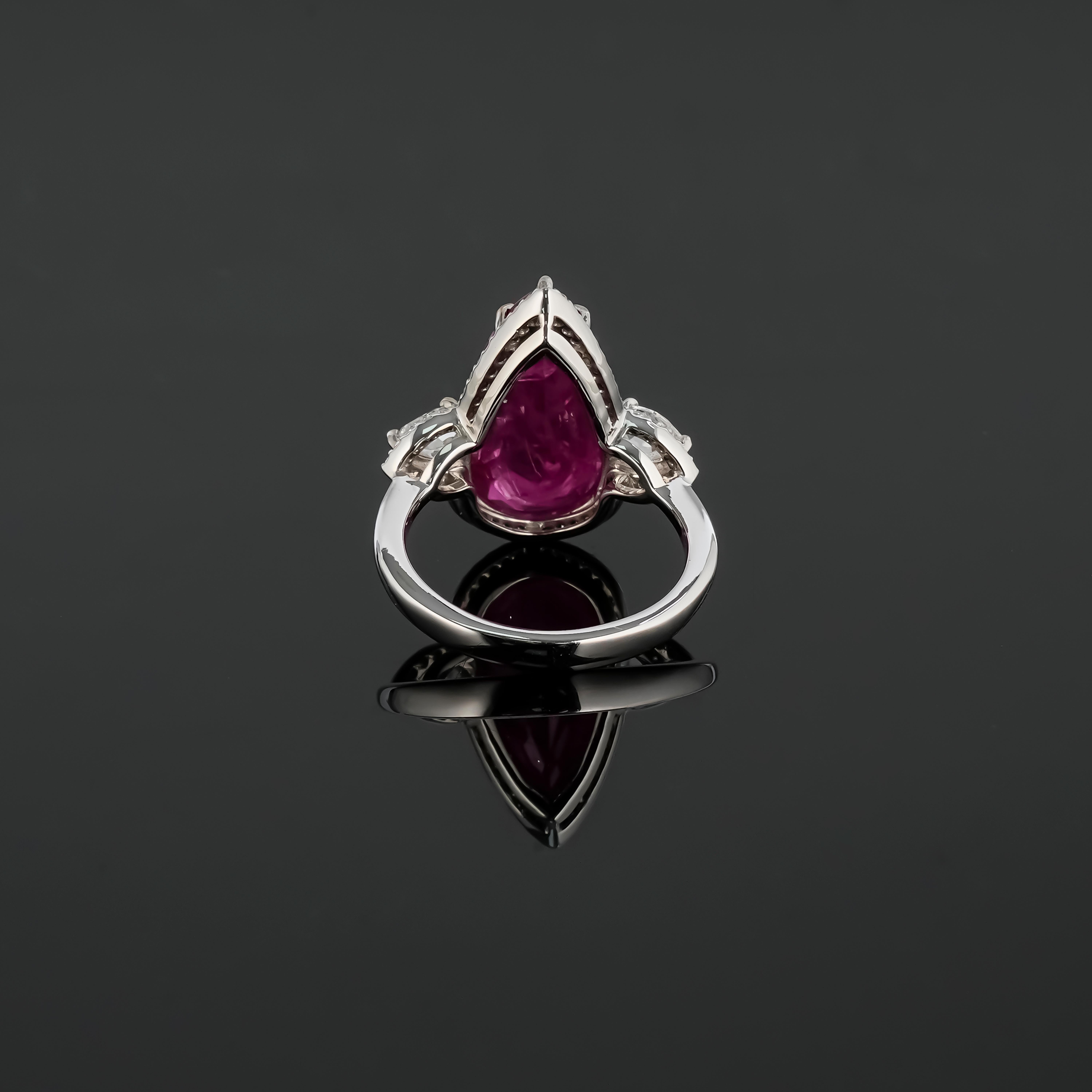 Anillo de compromiso certificado de tres piedras con rubí y diamantes de 8.8 quilates en Nuevo estado para la venta en Bangkok, Thailand