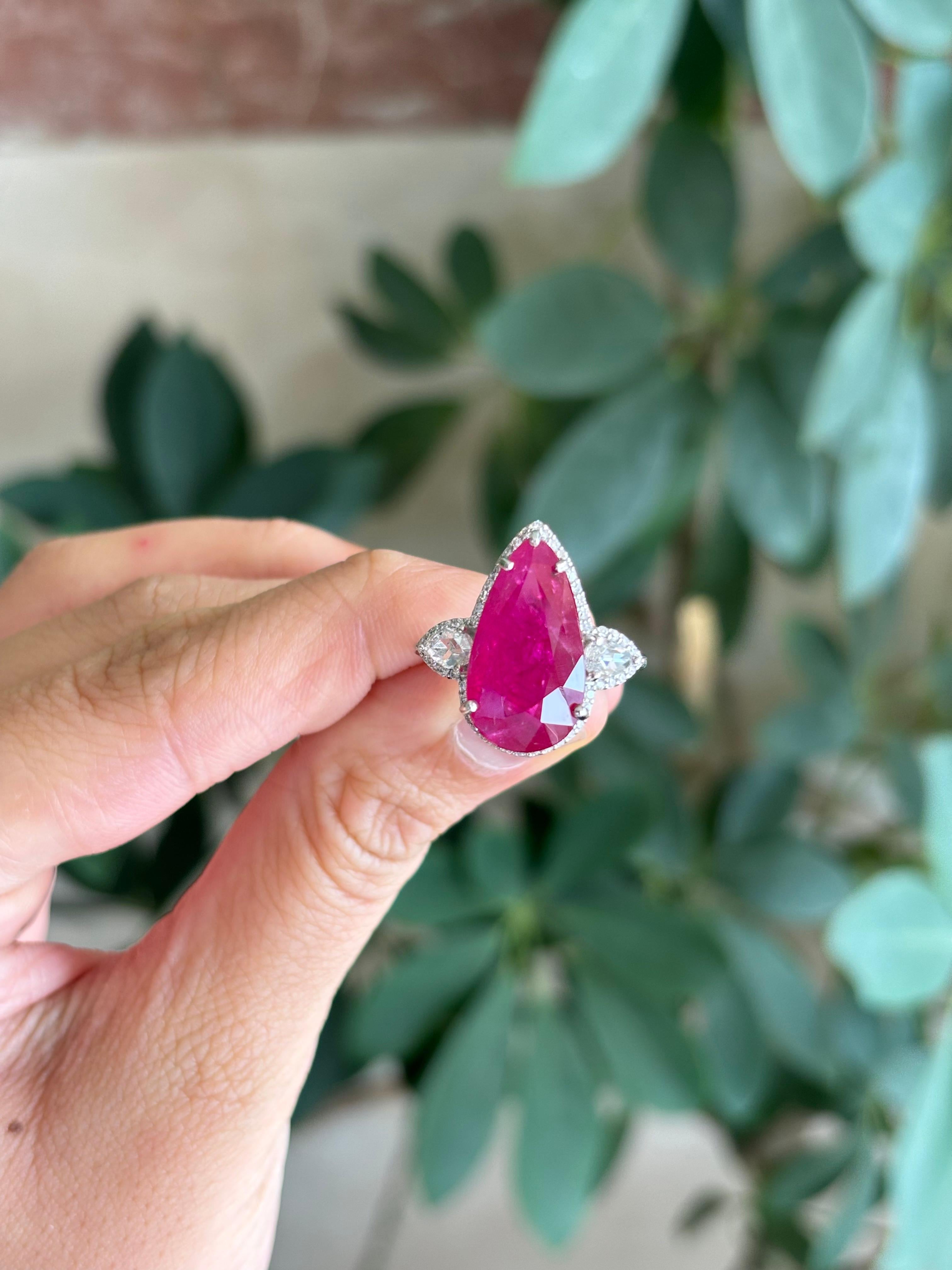 De las mujeres Anillo de compromiso certificado de tres piedras con rubí y diamantes de 8.8 quilates en venta