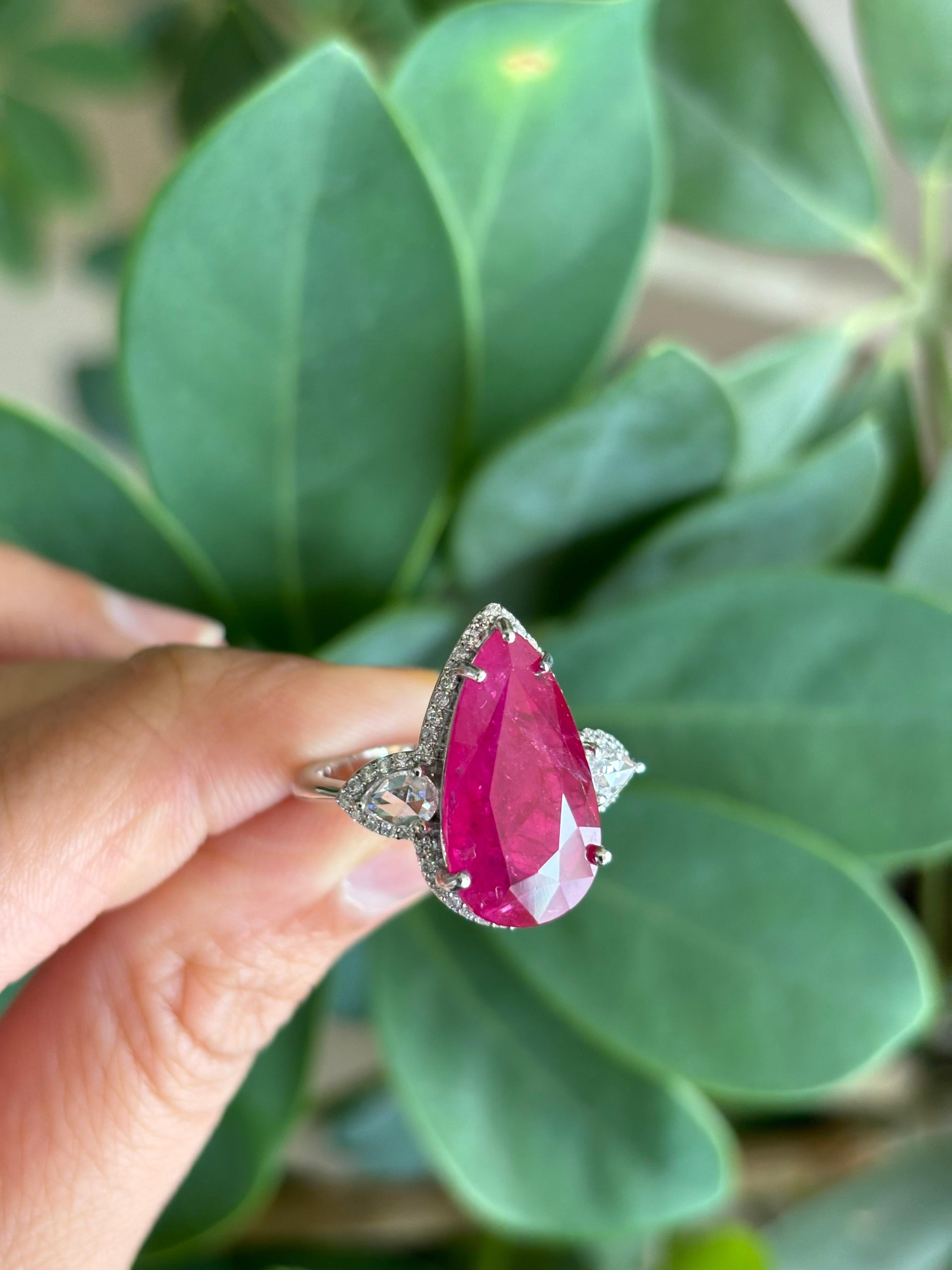 Anillo de compromiso certificado de tres piedras con rubí y diamantes de 8.8 quilates en venta 2