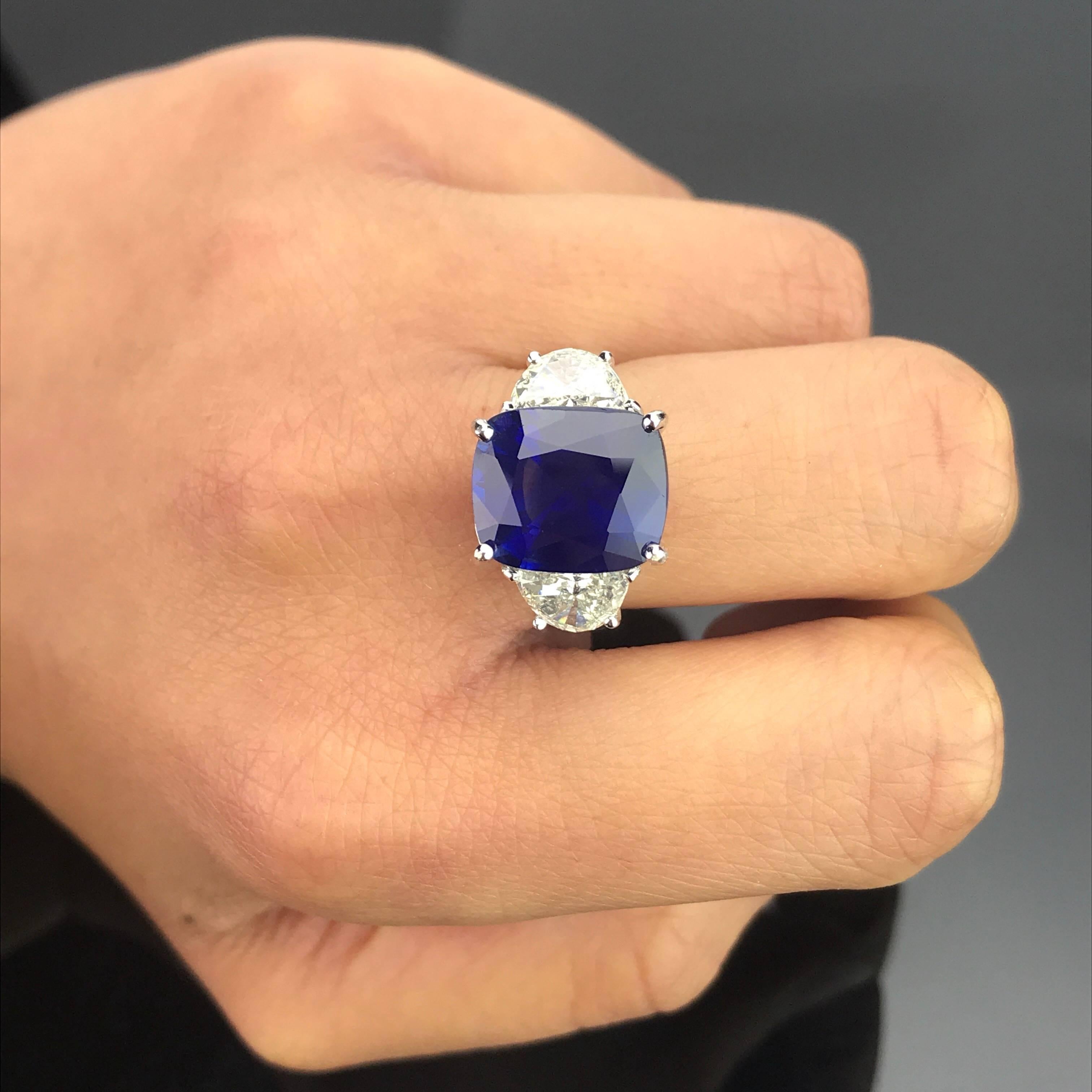 Certified 8.80 Carat Sapphire and Diamond Three-Stone Ring In Excellent Condition In Bangkok, Thailand