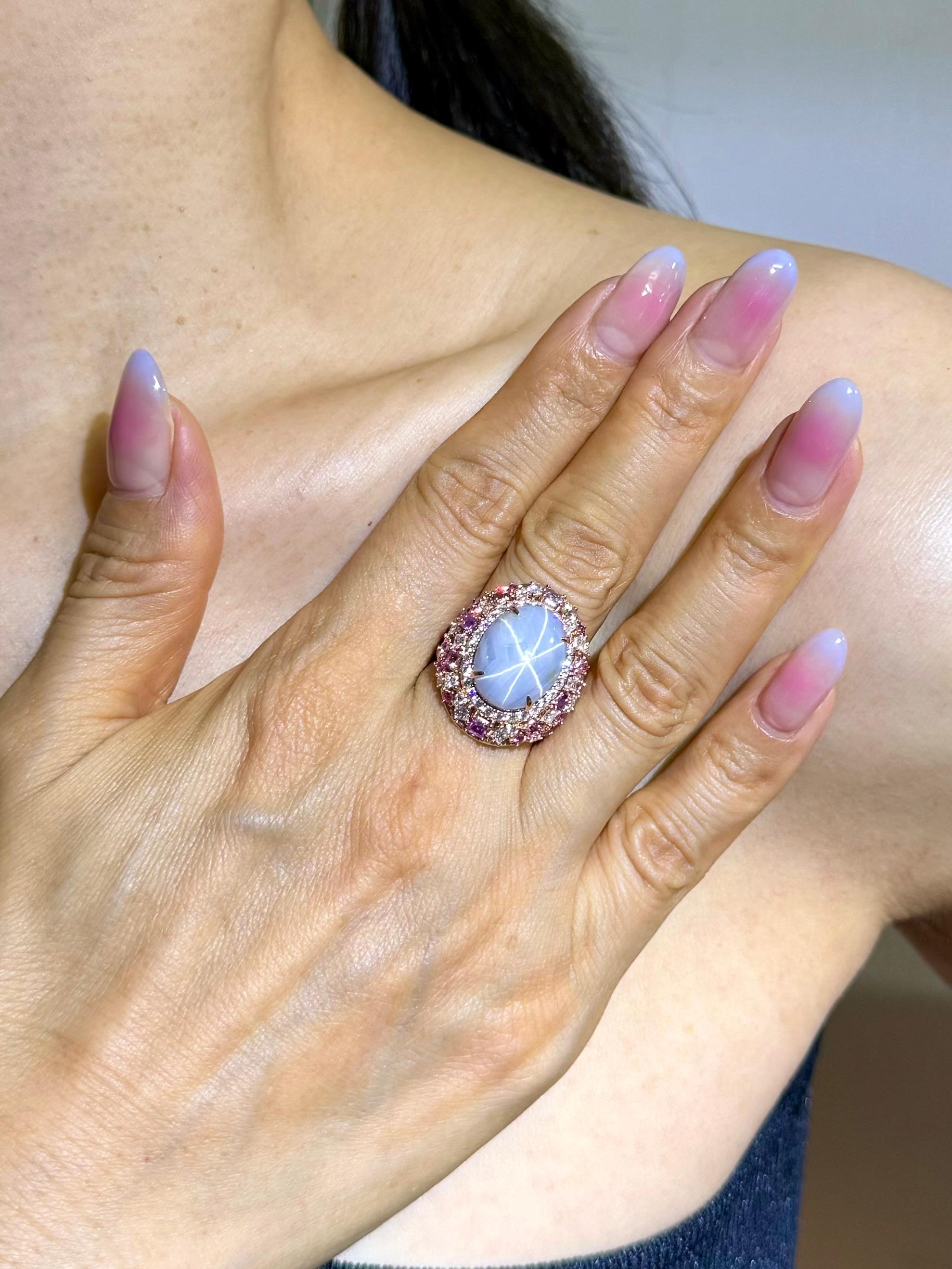 Guarda il video in HD. La combinazione di colori è fuori dal mondo! Ecco un grande anello con zaffiro naturale e diamante. L'anello è incastonato in oro rosa 18 carati, diamanti e zaffiri rosa. In questo anello in oro rosa sono incastonati 36