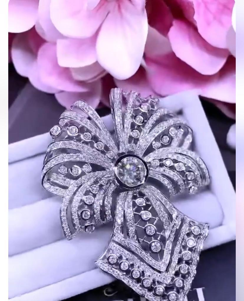 Round Cut Certified 8.90 Carats Diamonds 18K Gold Brooch  For Sale